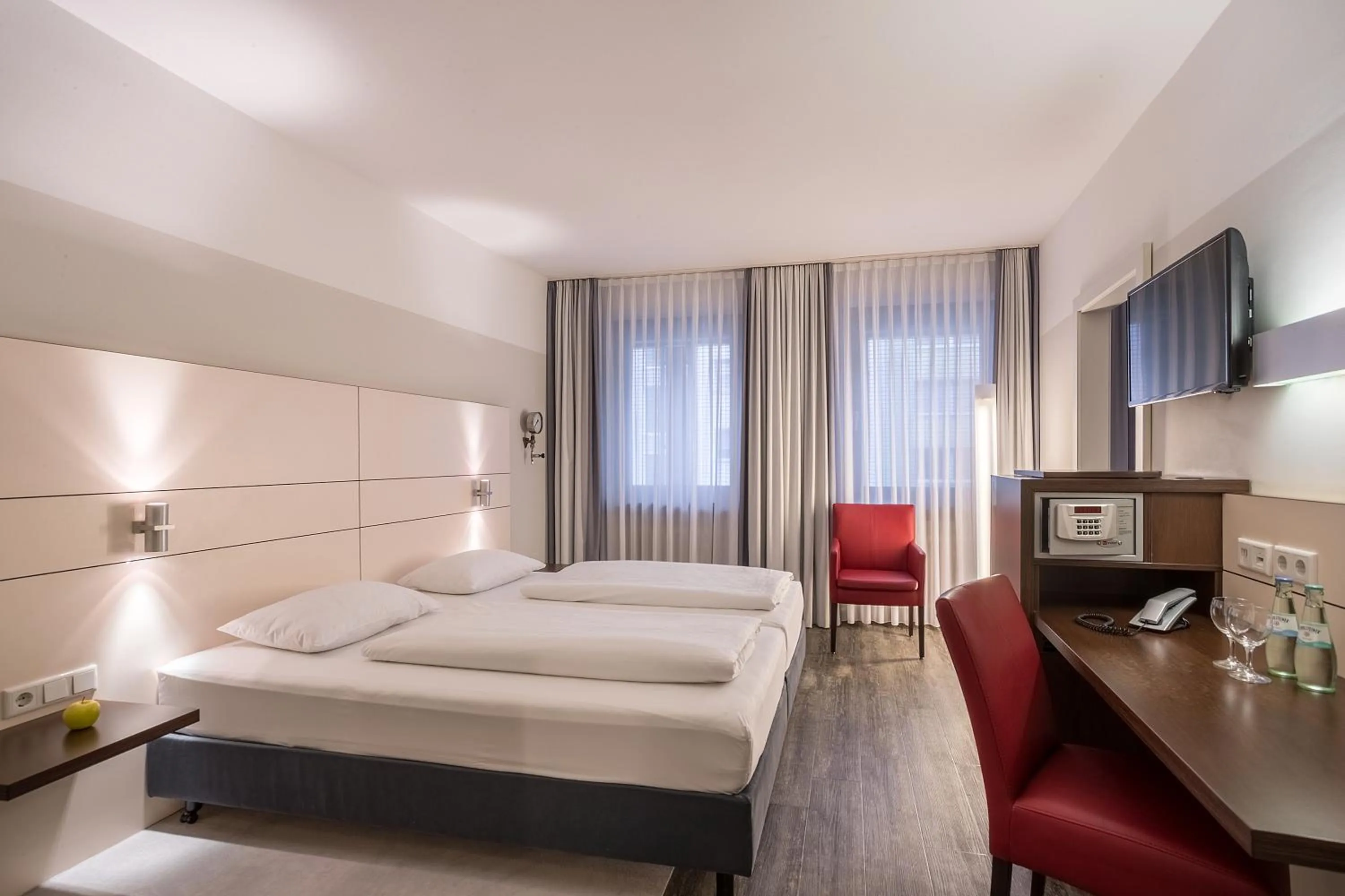 Photo of the whole room, Bed in Ferrotel Duisburg - Partner of SORAT Hotels