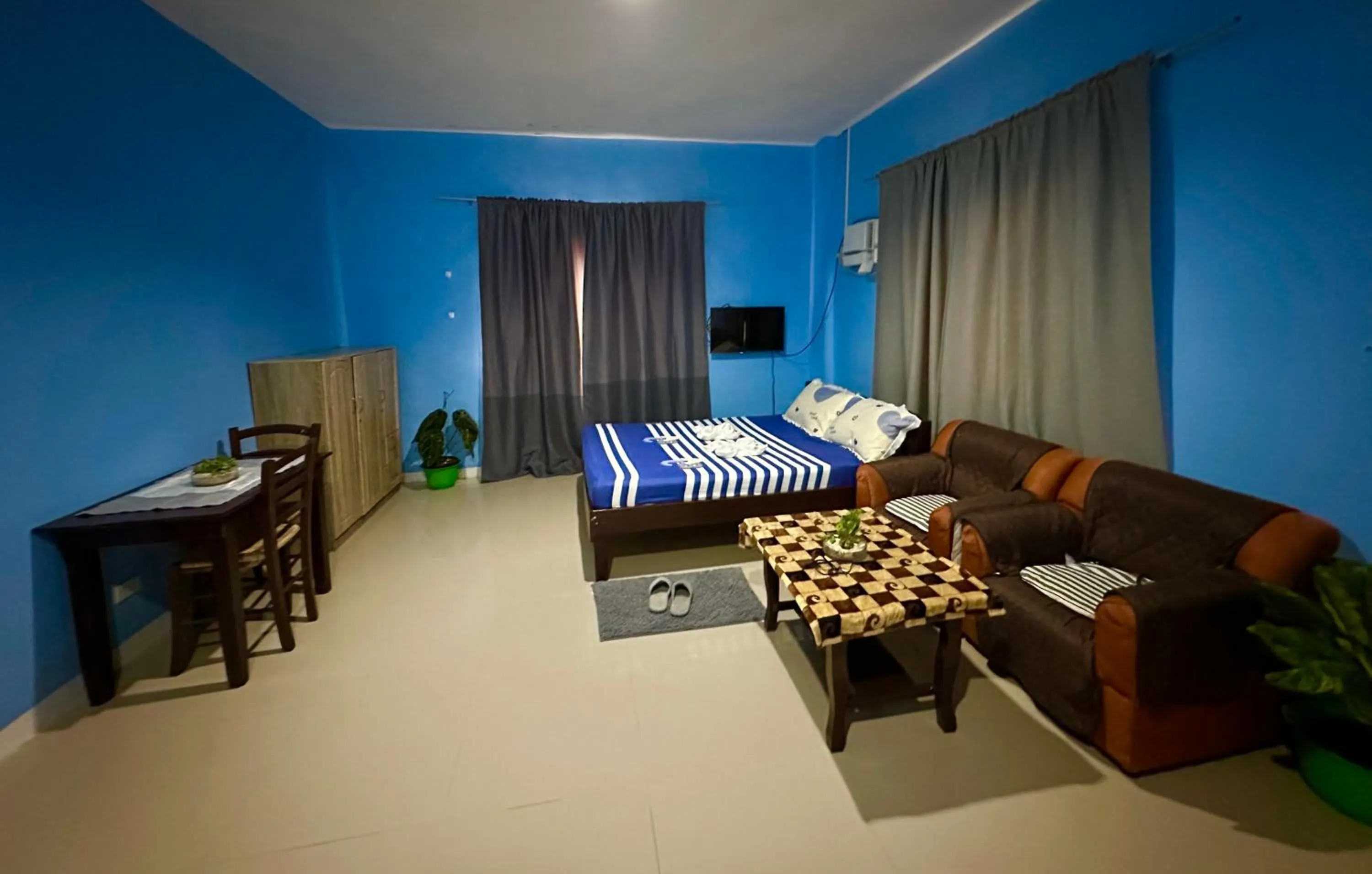 Bed in Rozay Travellers Inn