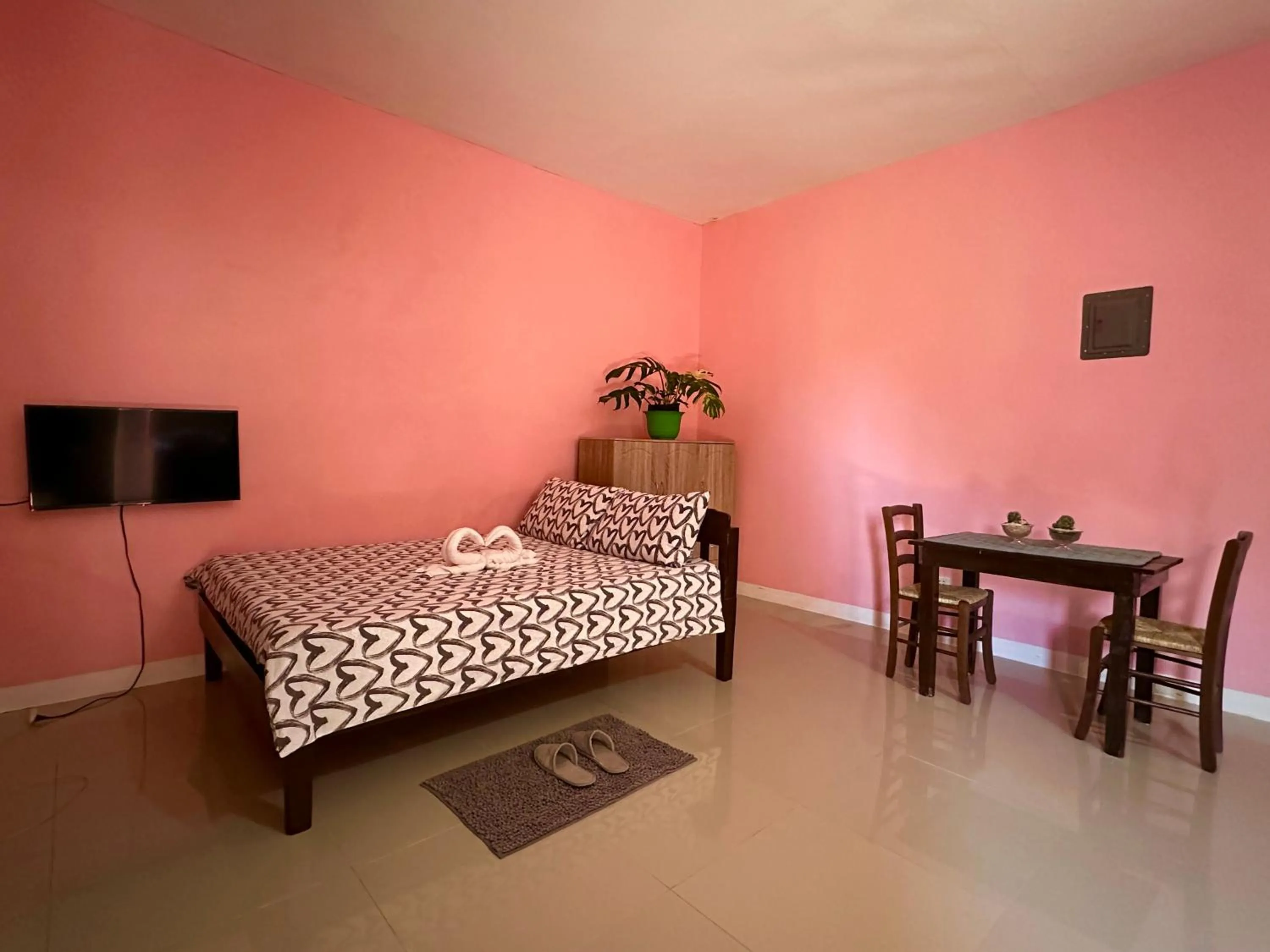 Bed in Rozay Travellers Inn