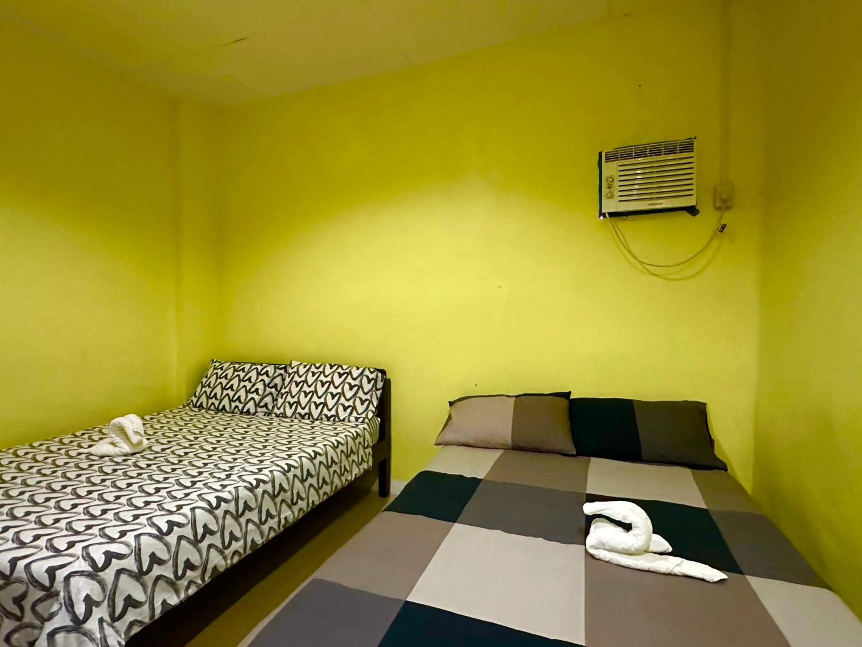 Bed in Rozay Travellers Inn