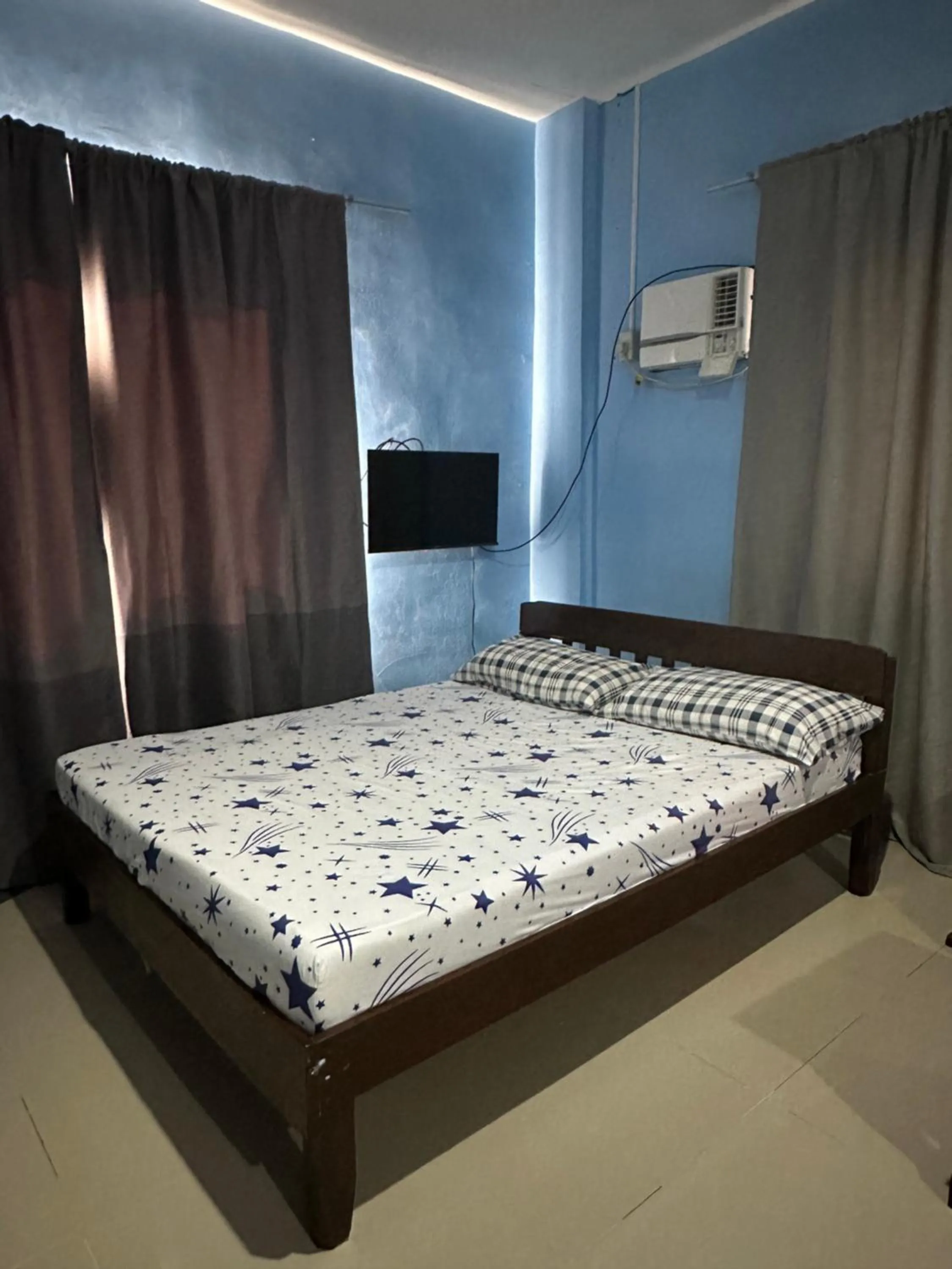 Bed in Rozay Travellers Inn