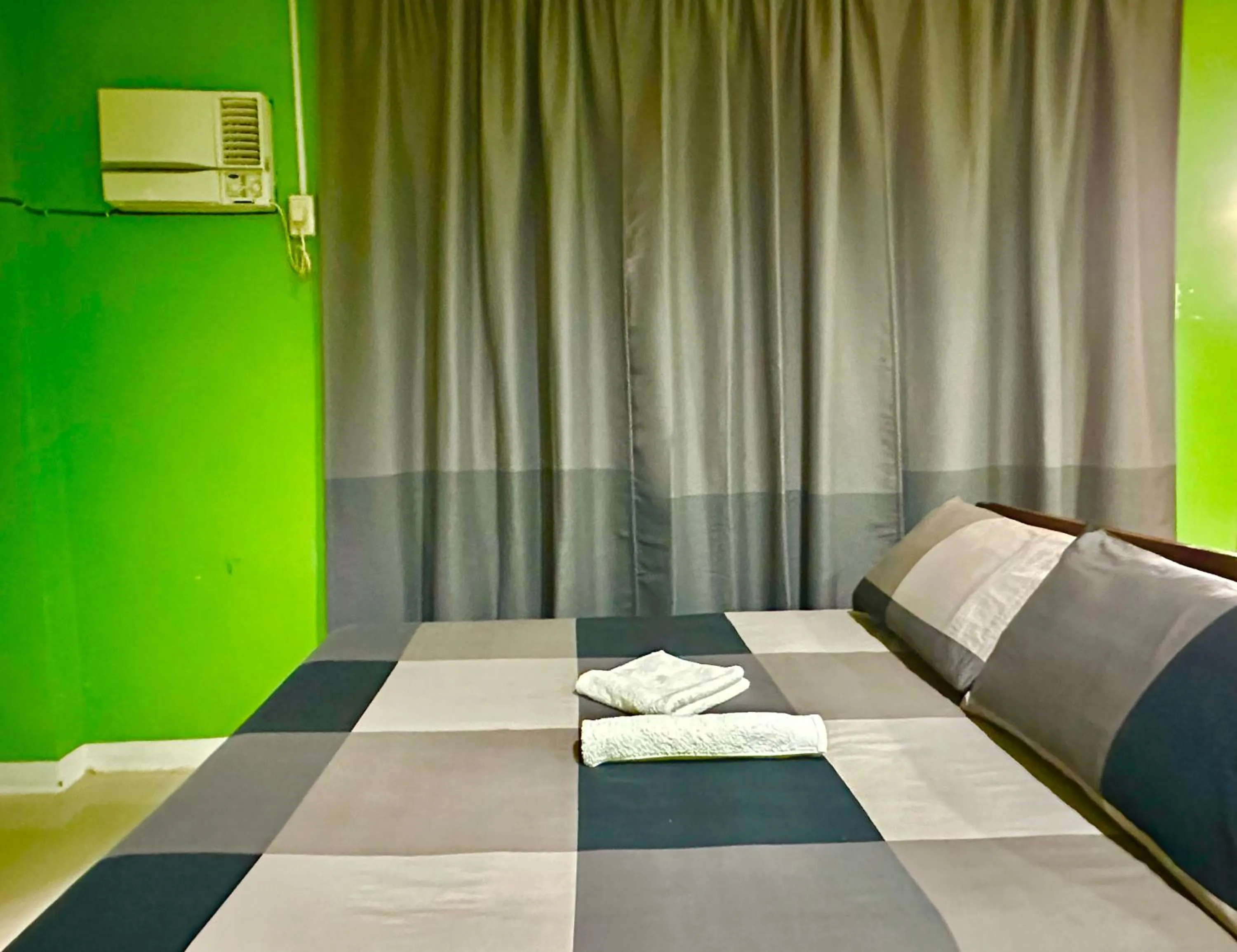 Bed in Rozay Travellers Inn