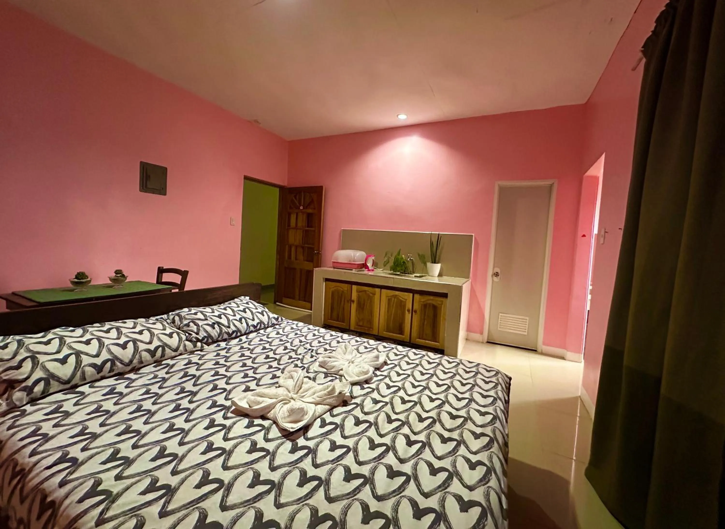 Bed in Rozay Travellers Inn