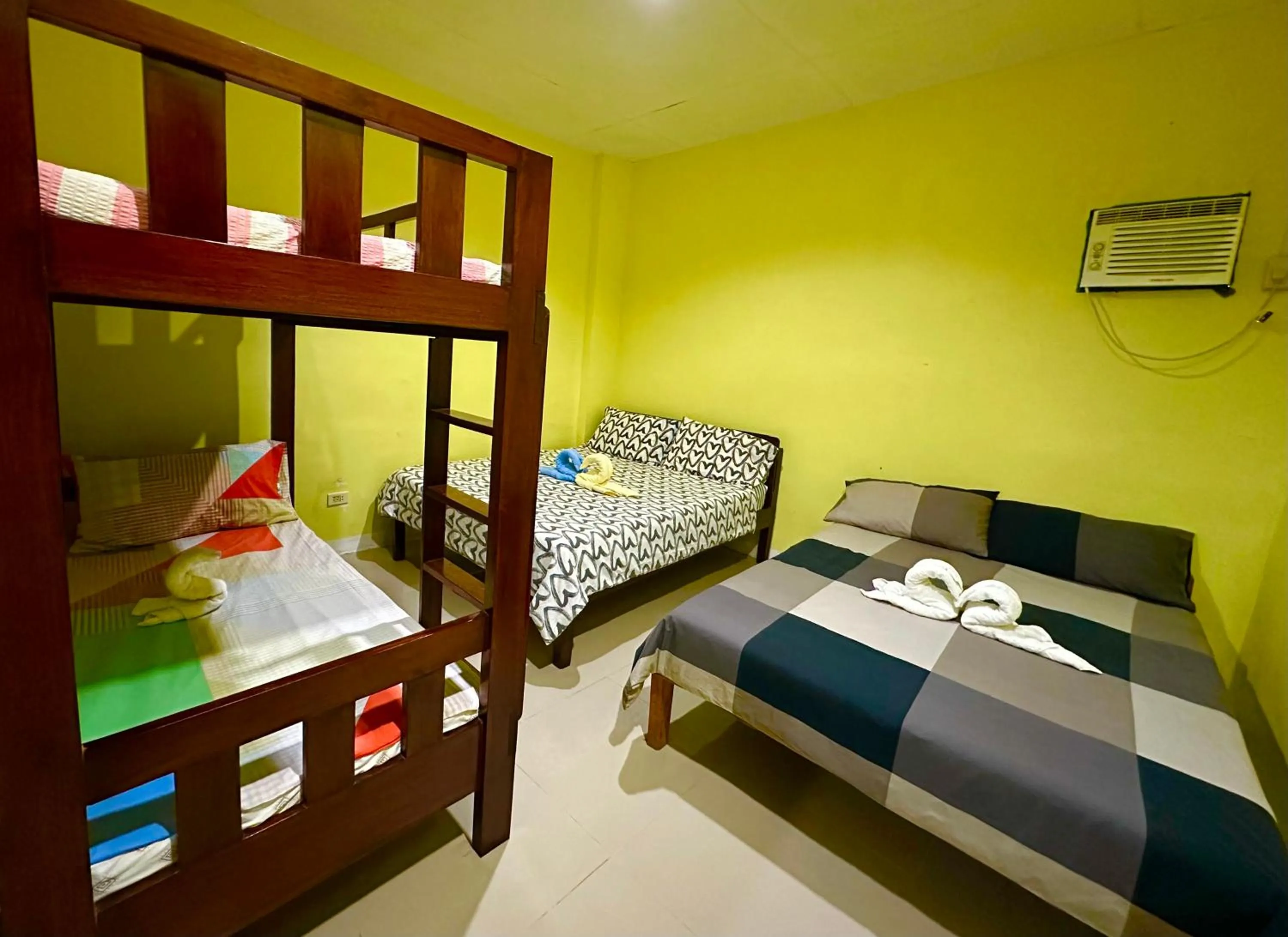 Bed in Rozay Travellers Inn