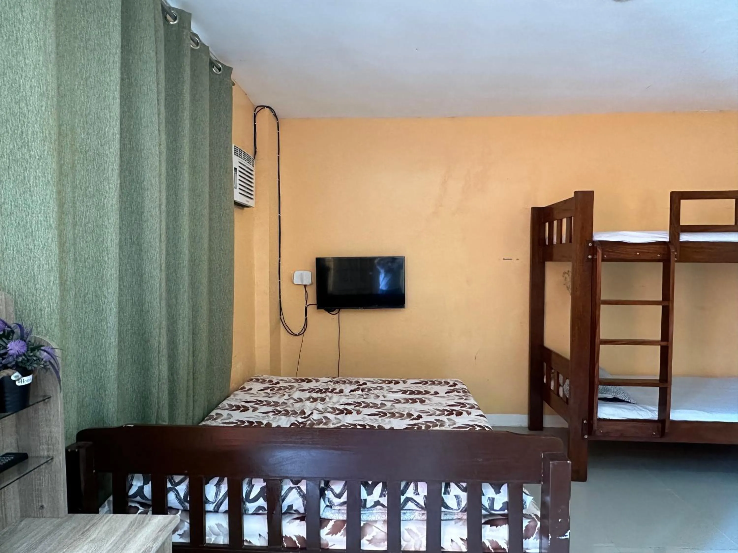 Bed in Rozay Travellers Inn