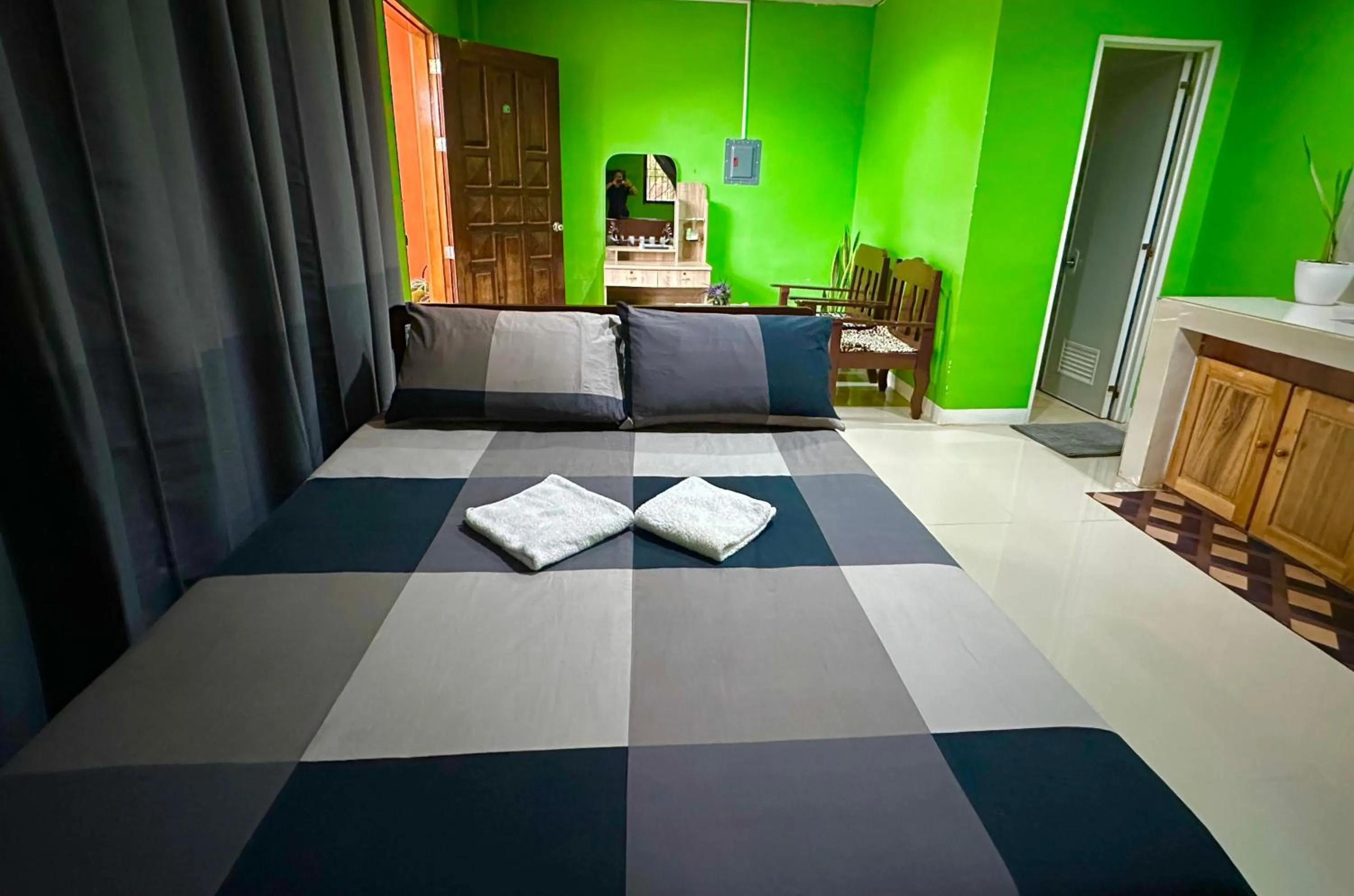 Bed in Rozay Travellers Inn