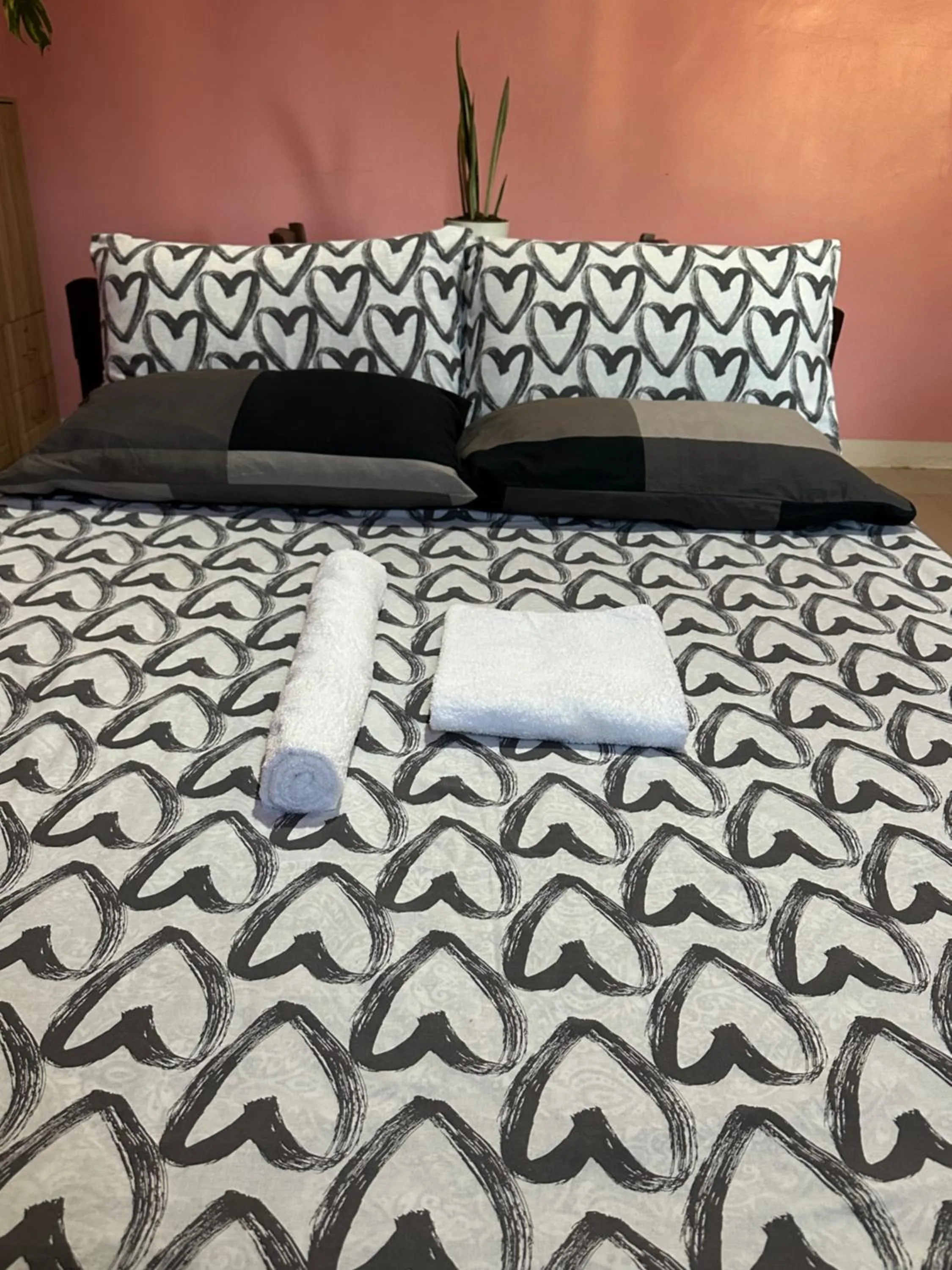 Bed in Rozay Travellers Inn