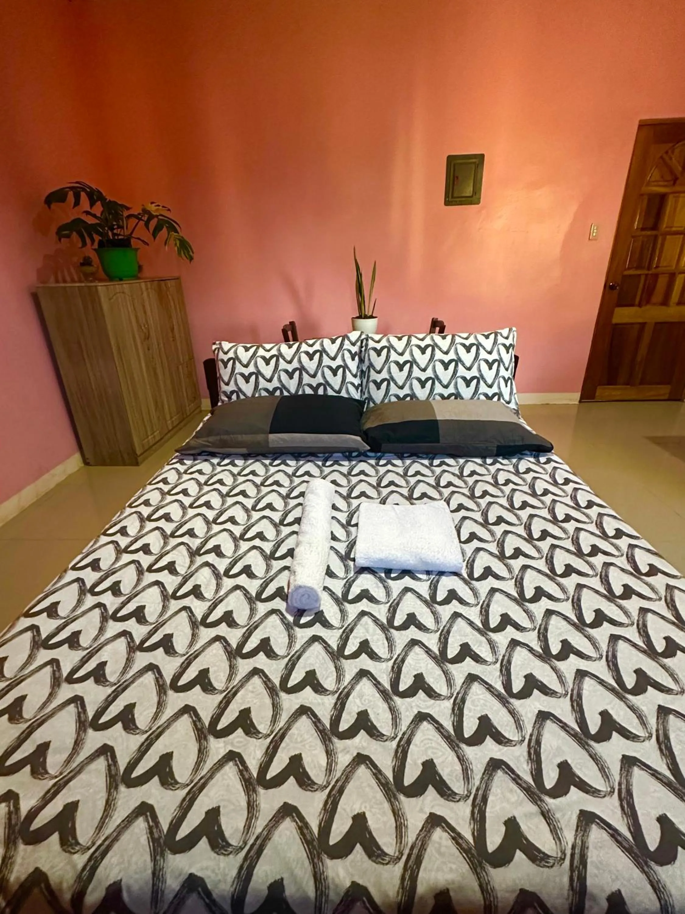 Bed in Rozay Travellers Inn