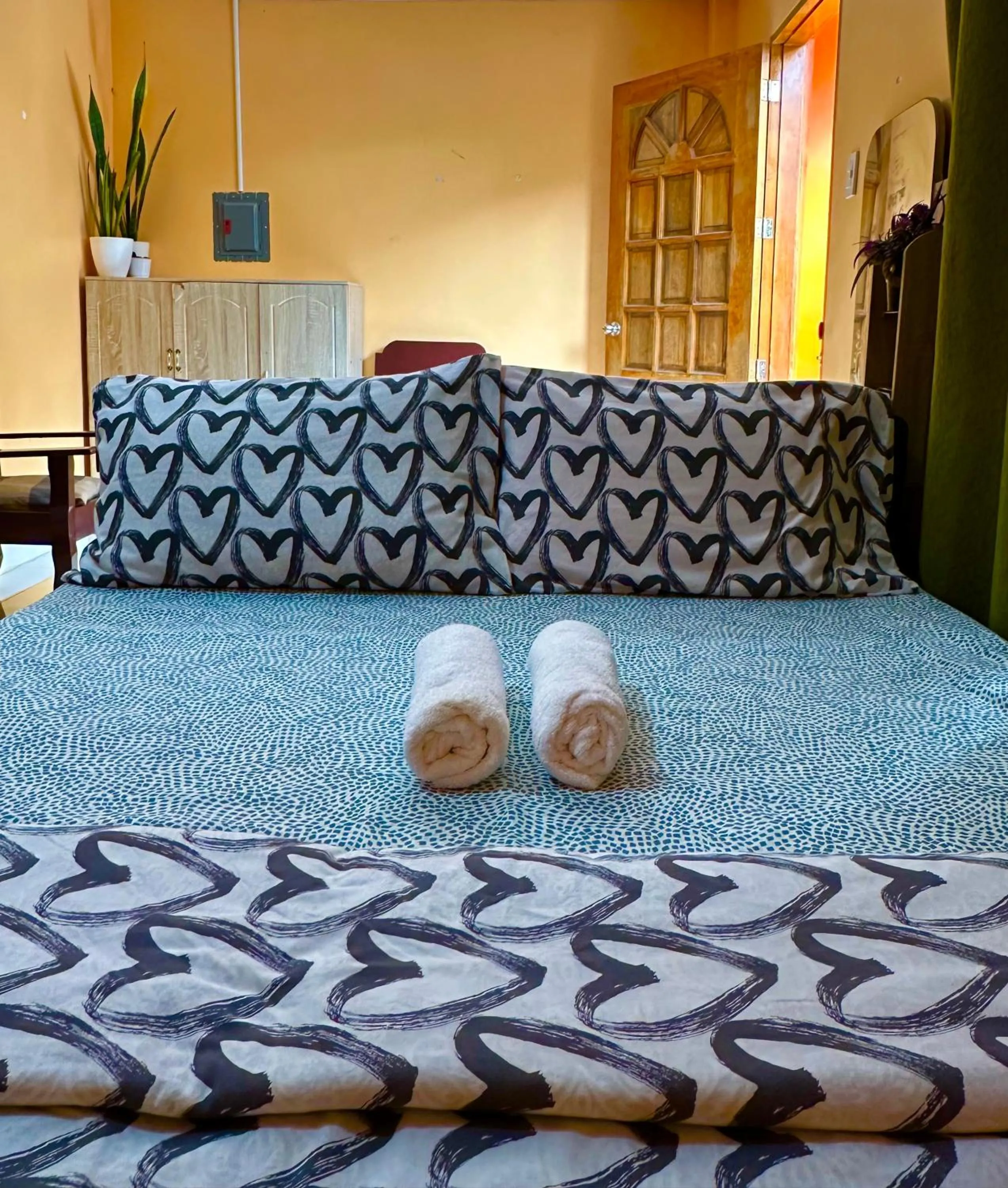 Bed in Rozay Travellers Inn