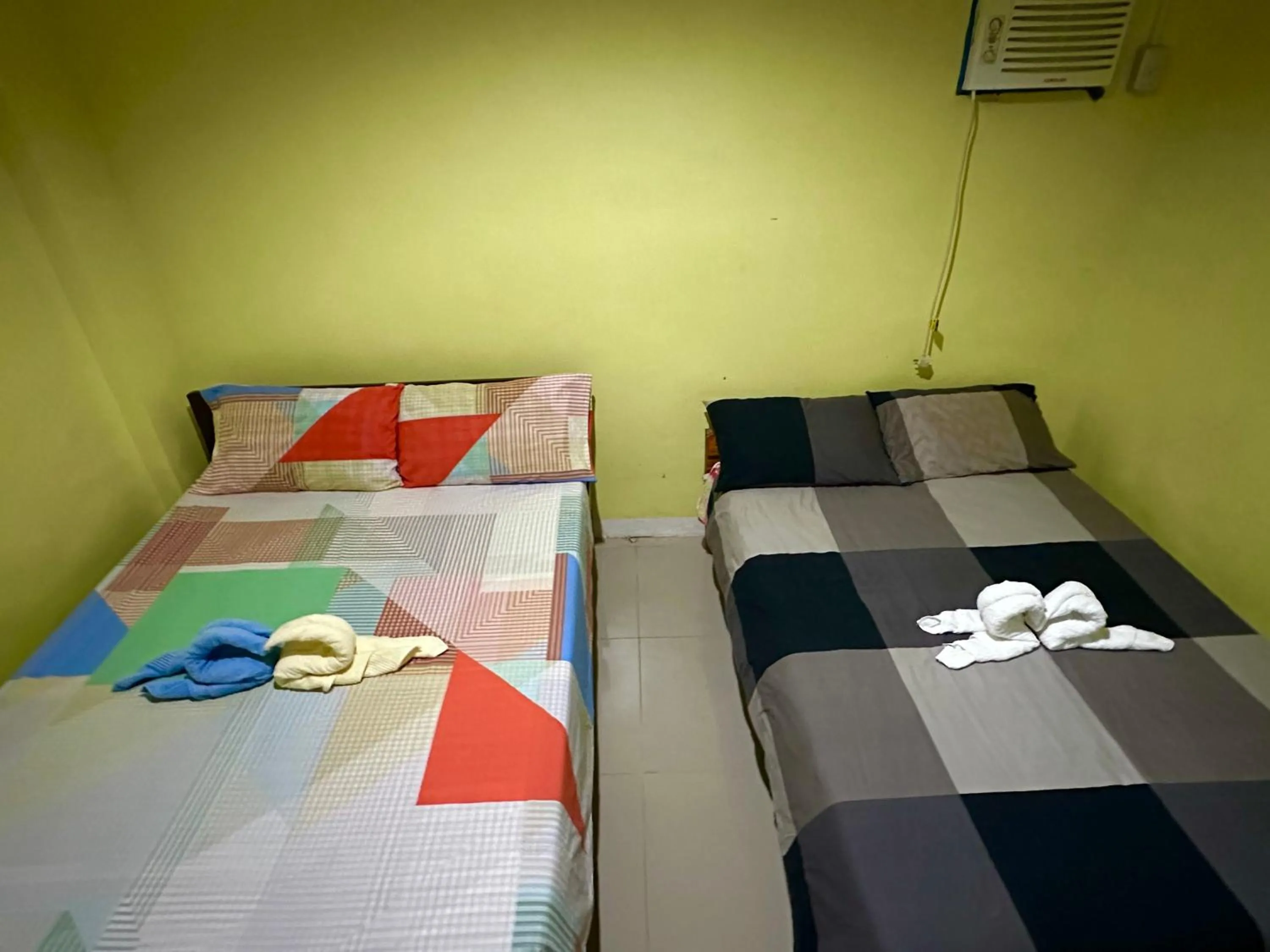 Bed in Rozay Travellers Inn