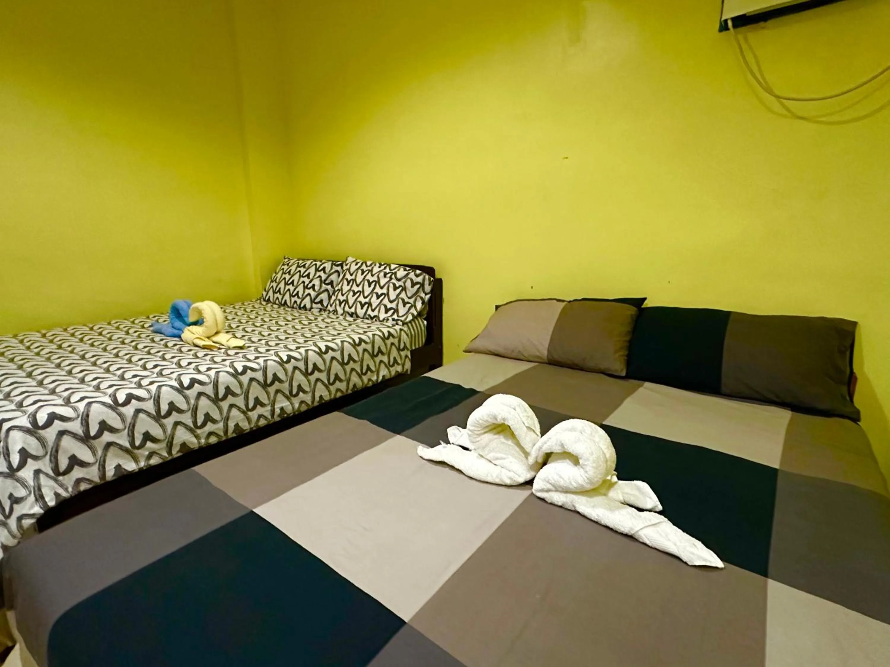 Bed in Rozay Travellers Inn