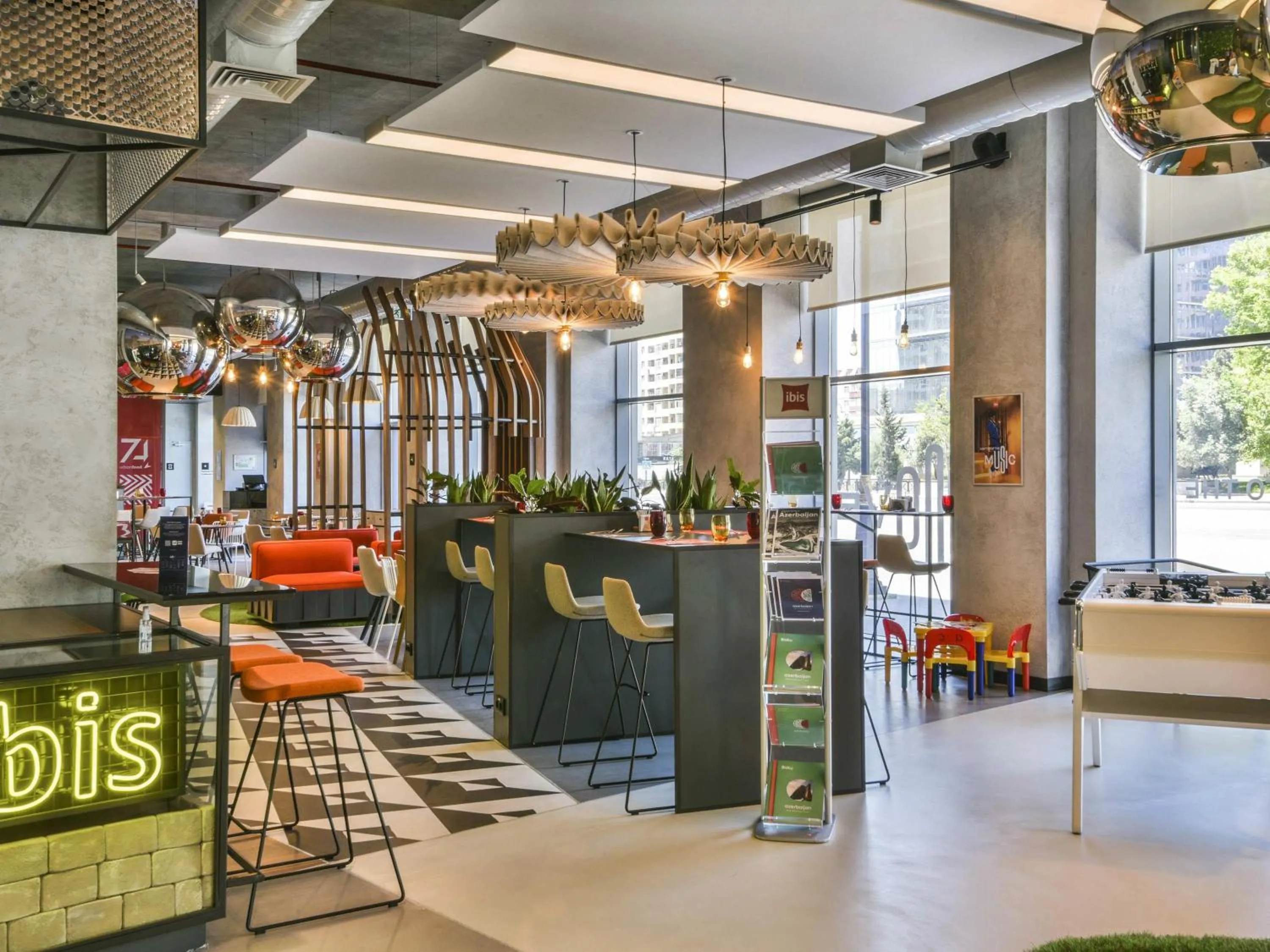 Lounge or bar in ibis Baku City