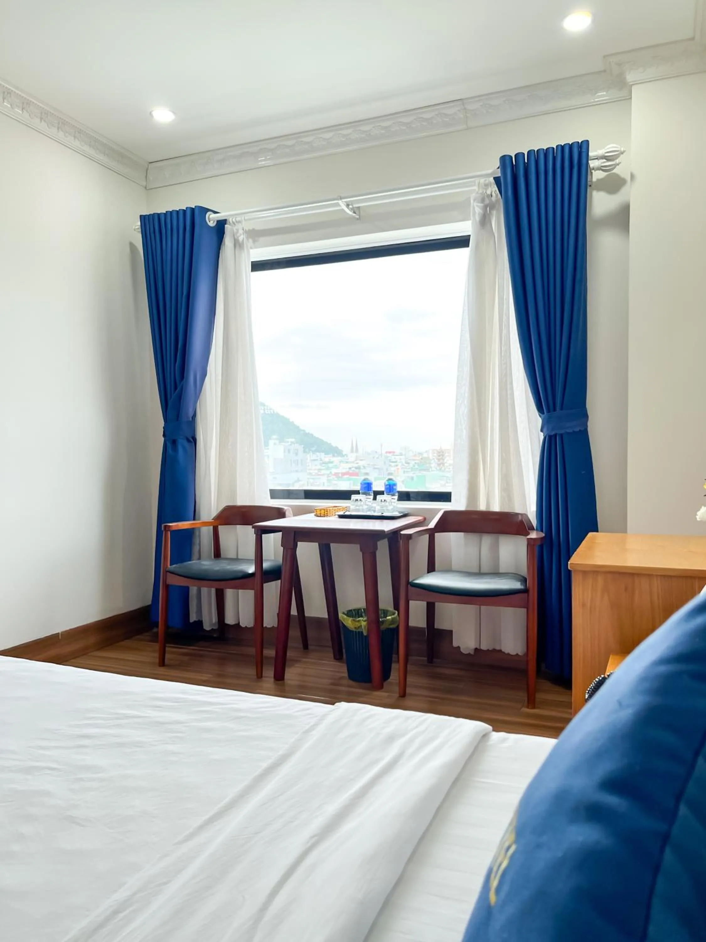 Seating area, Bed in HaTa Hotel