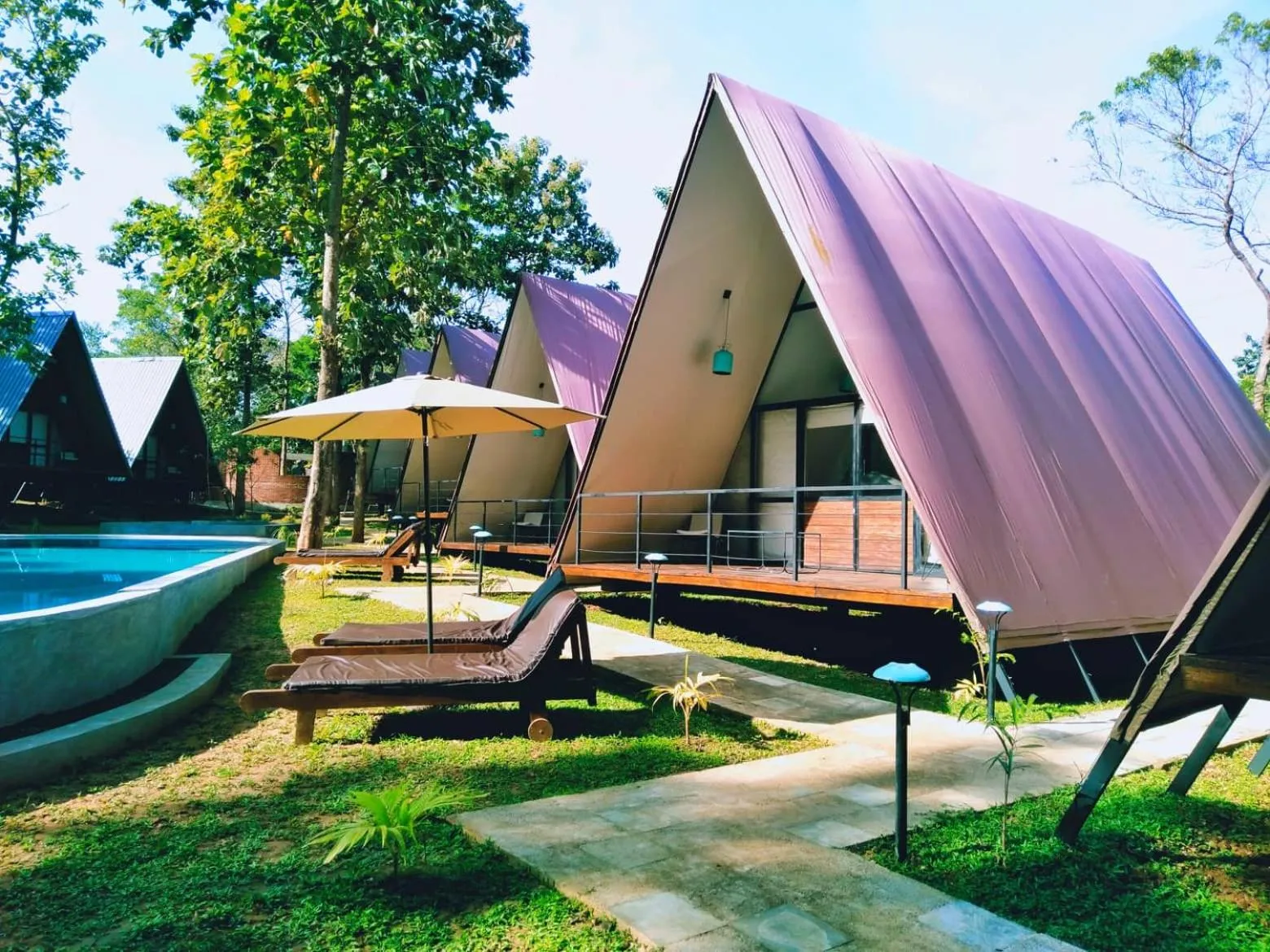 Swimming pool in Kottawatta River Bank Resort