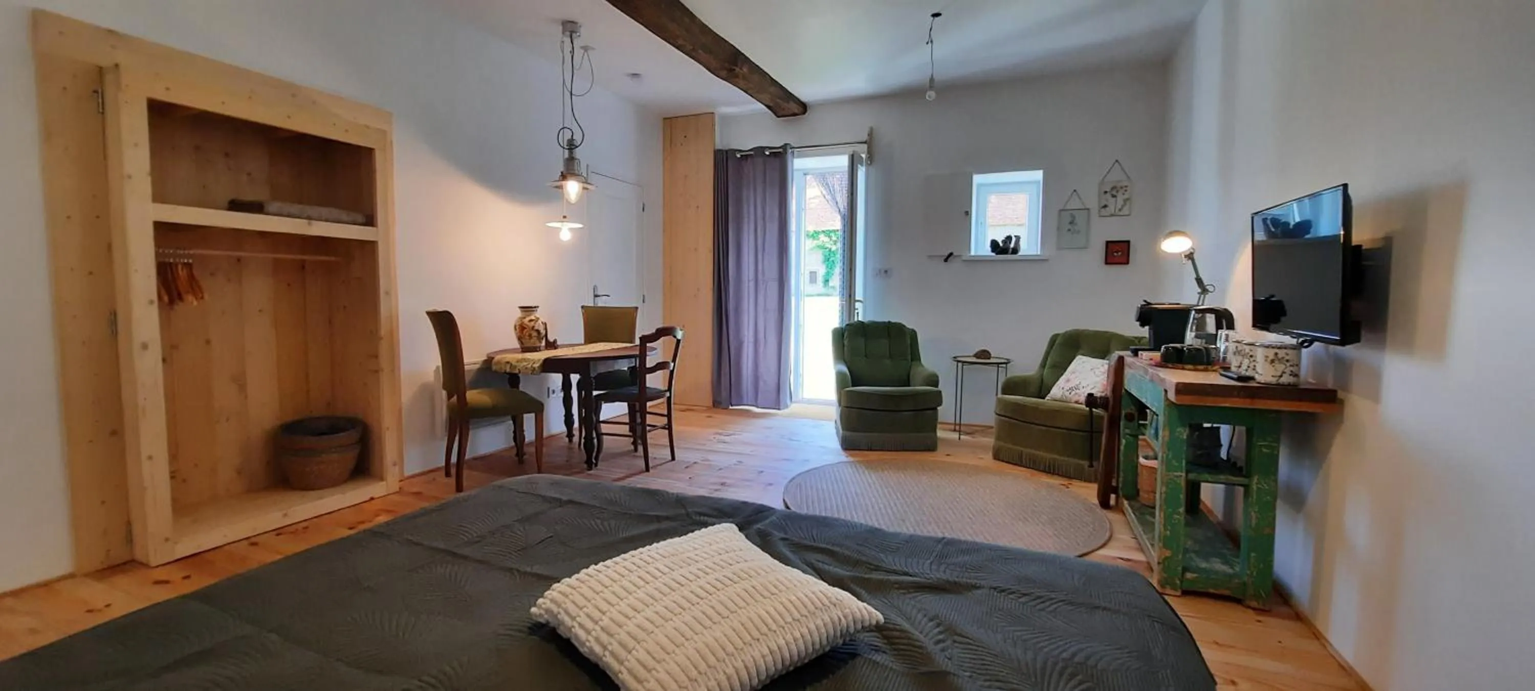 Photo of the whole room, Bed in chambres d'hôtes Domaine les Grands Pérons