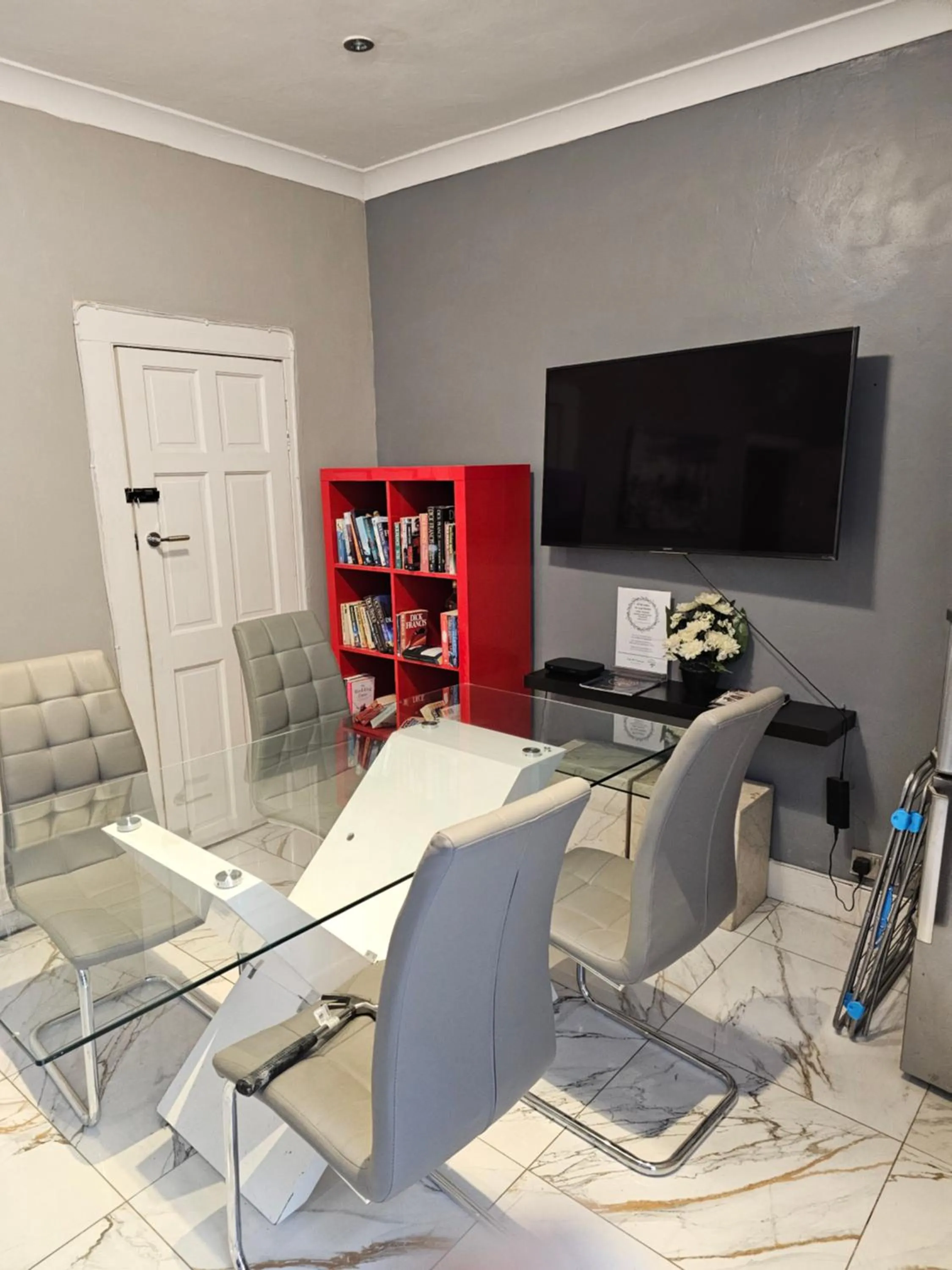 Communal lounge/ TV room in Umbrella Properties London Excel