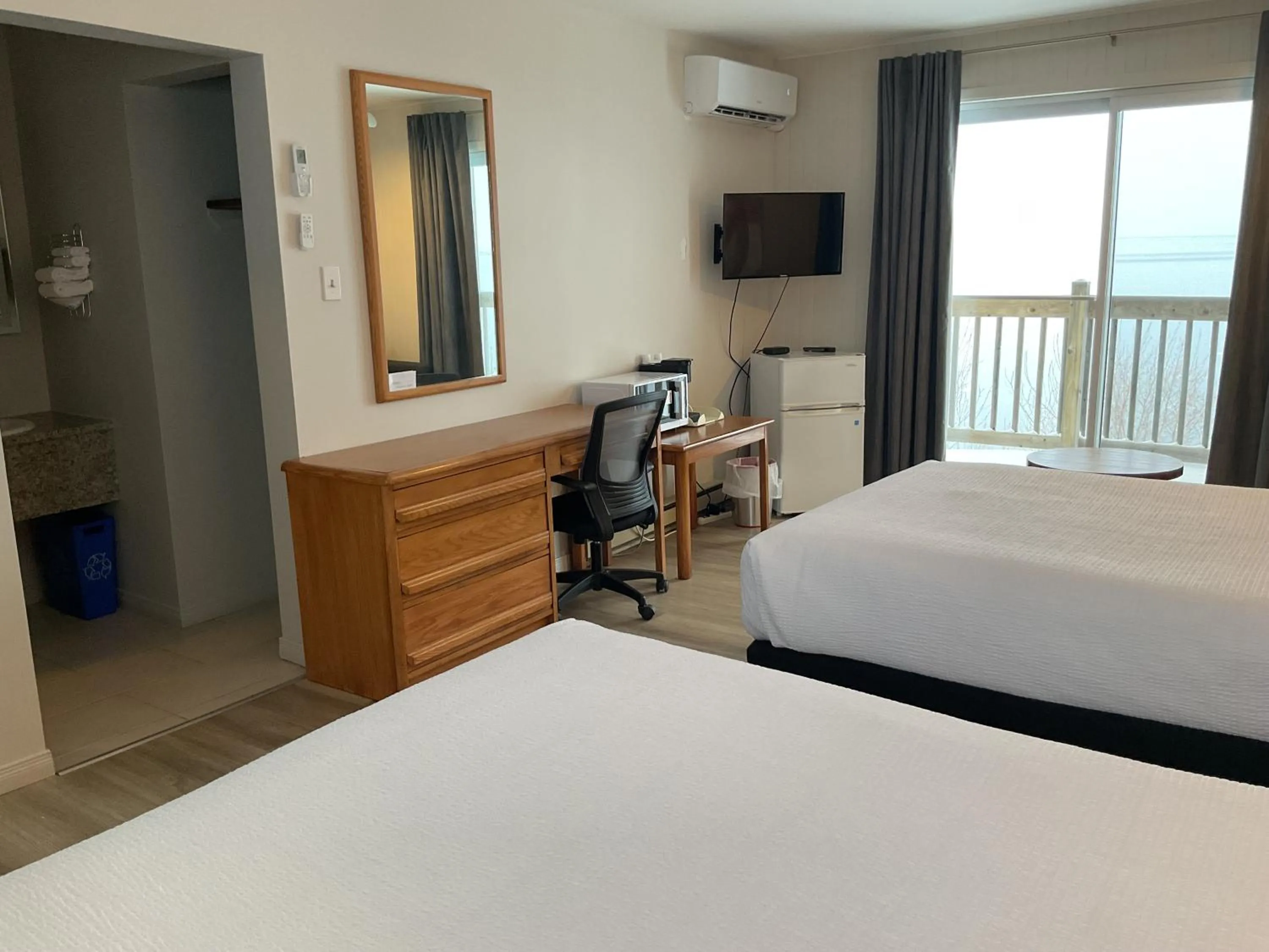 Bed in Motel Carleton Sur Mer