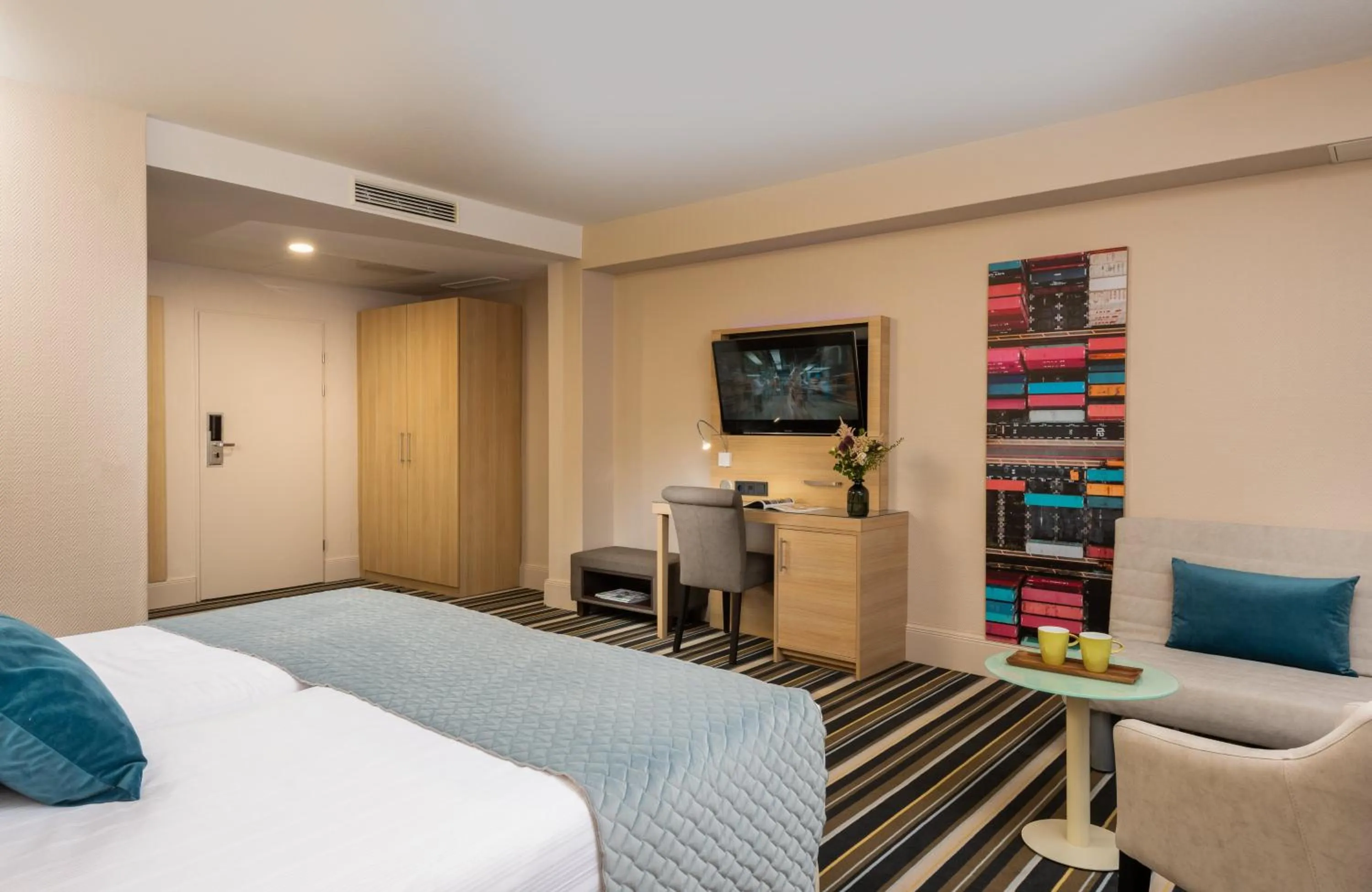 Photo of the whole room, Bed in Leonardo Hotel Hamburg Elbbrücken