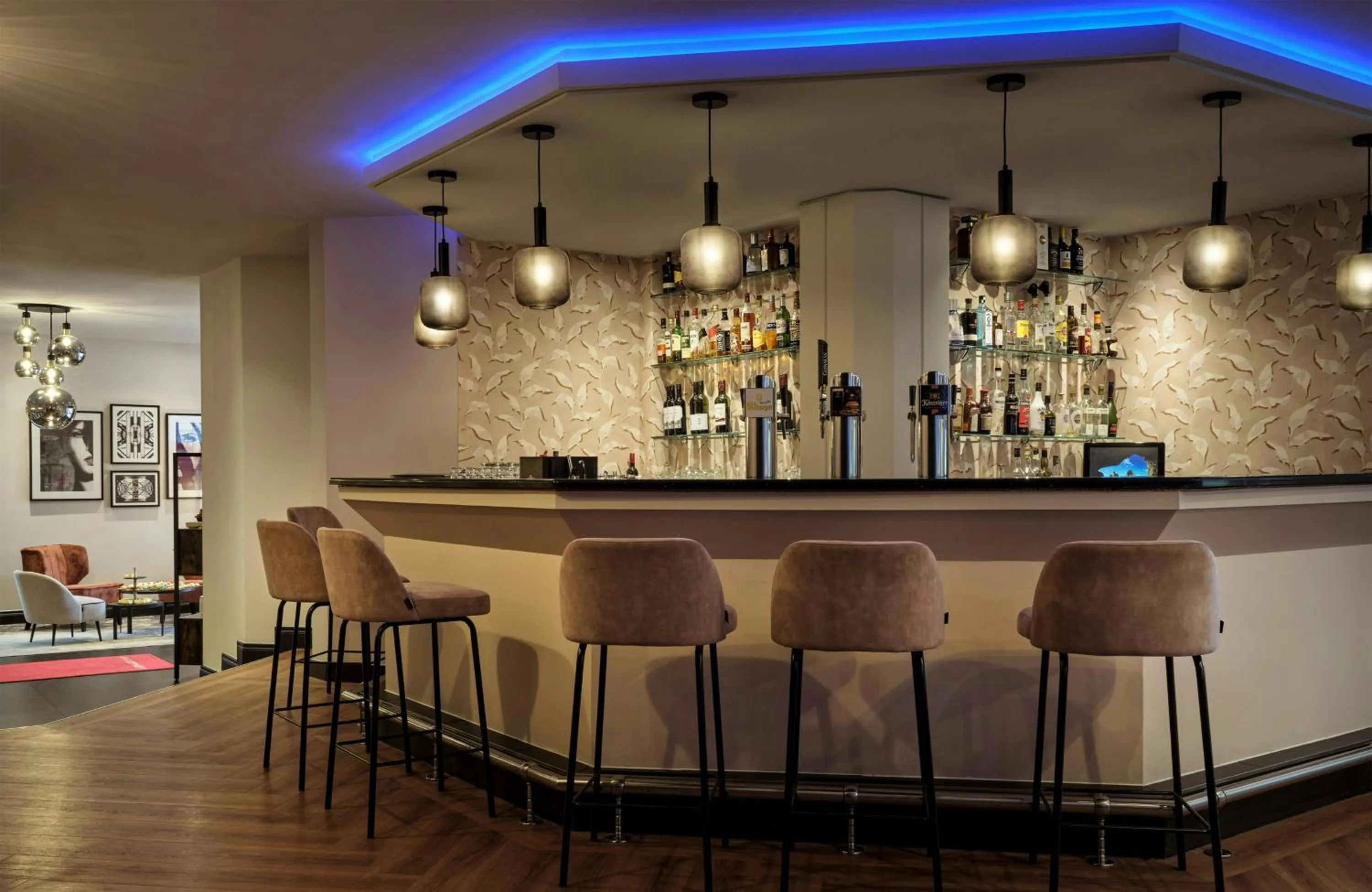 Lounge or bar in Leonardo Hotel Hamburg Elbbrücken