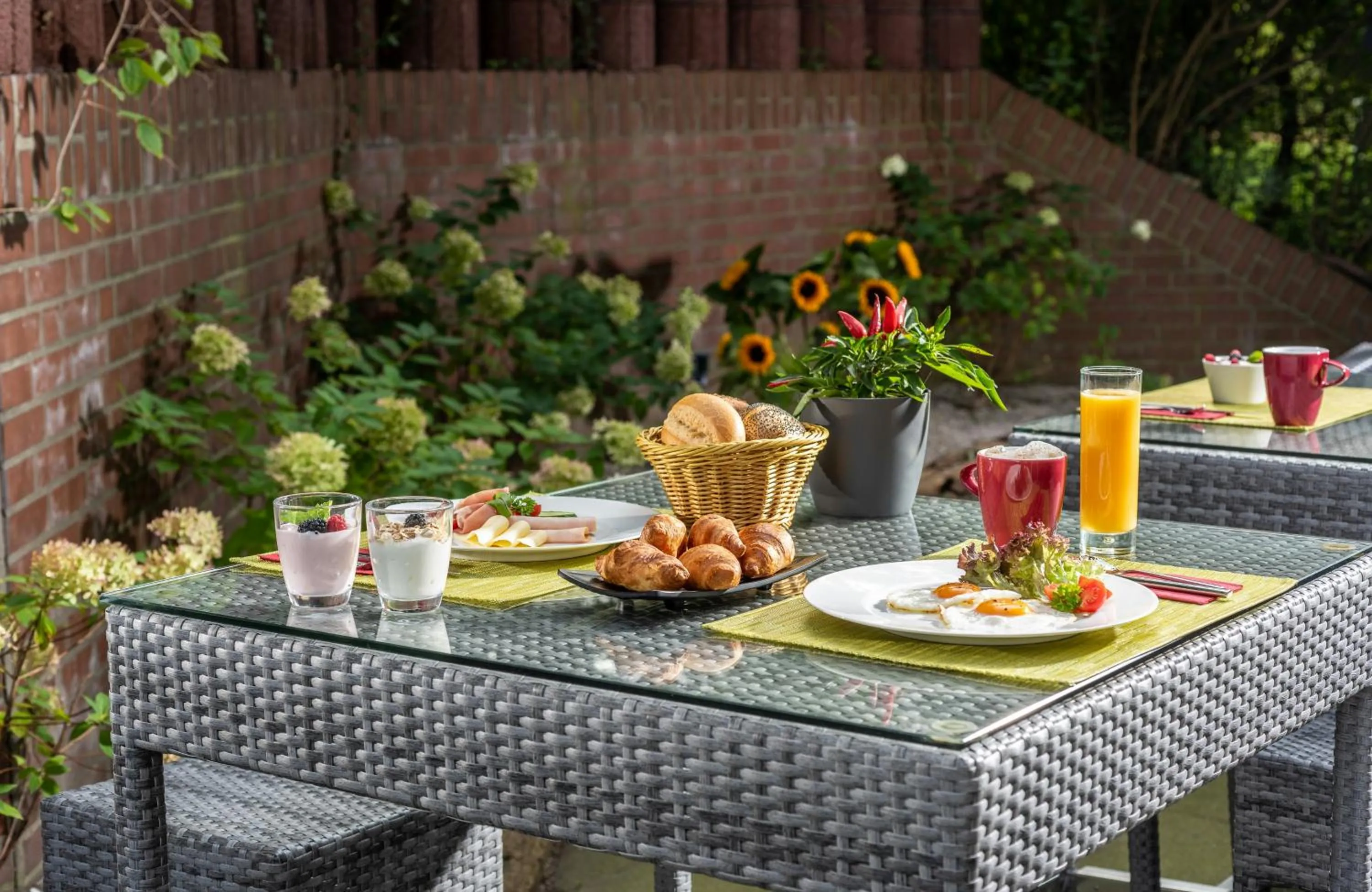 Breakfast in Leonardo Hotel Hamburg Elbbrücken
