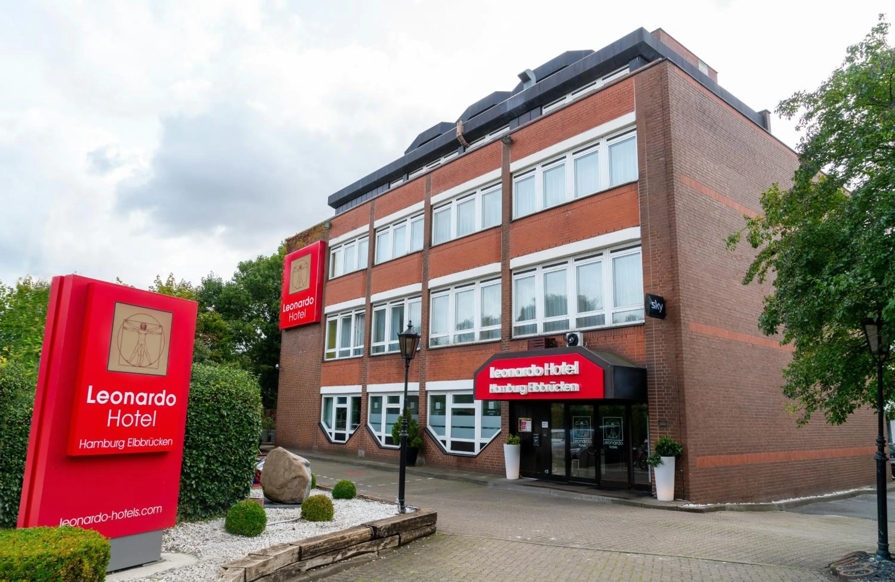 Property building in Leonardo Hotel Hamburg Elbbrücken