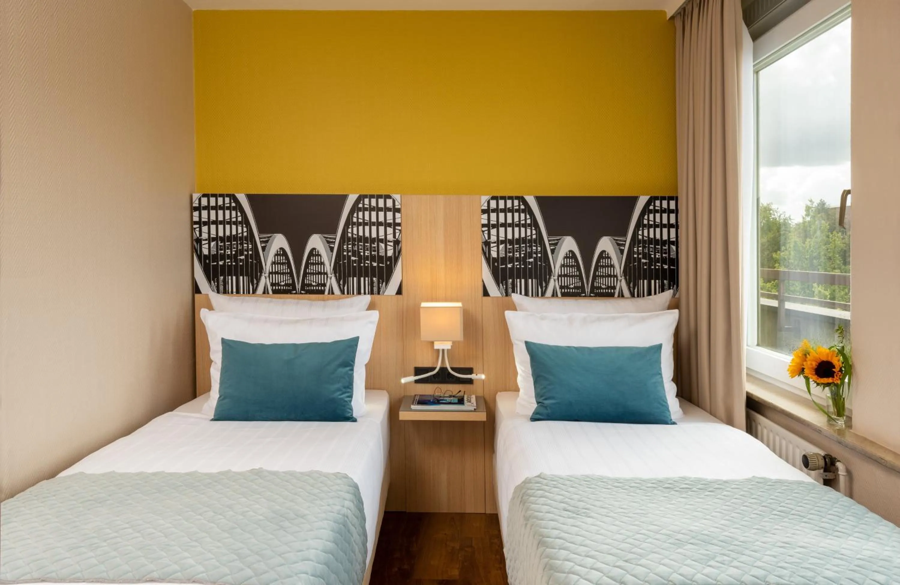 Bedroom, Bed in Leonardo Hotel Hamburg Elbbrücken