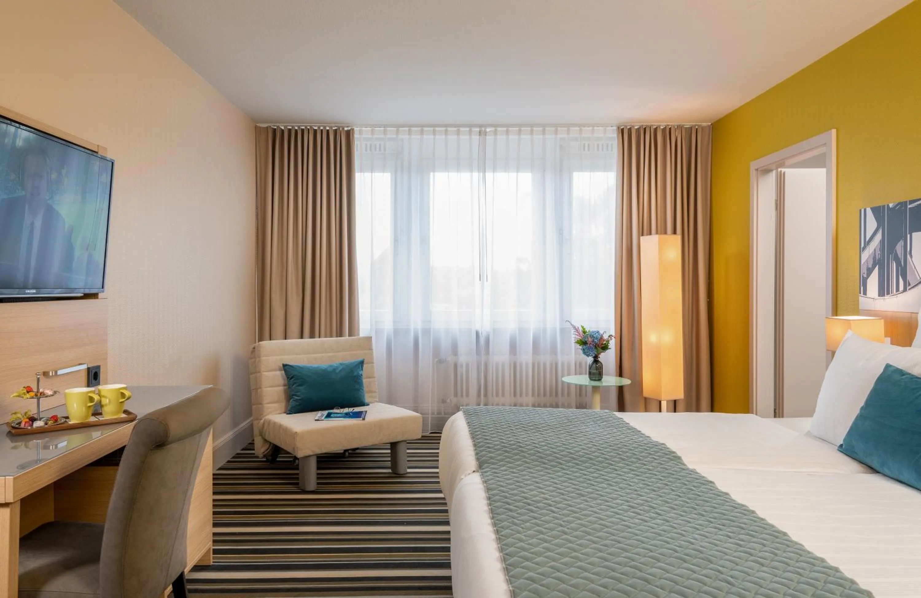 Photo of the whole room, Bed in Leonardo Hotel Hamburg Elbbrücken