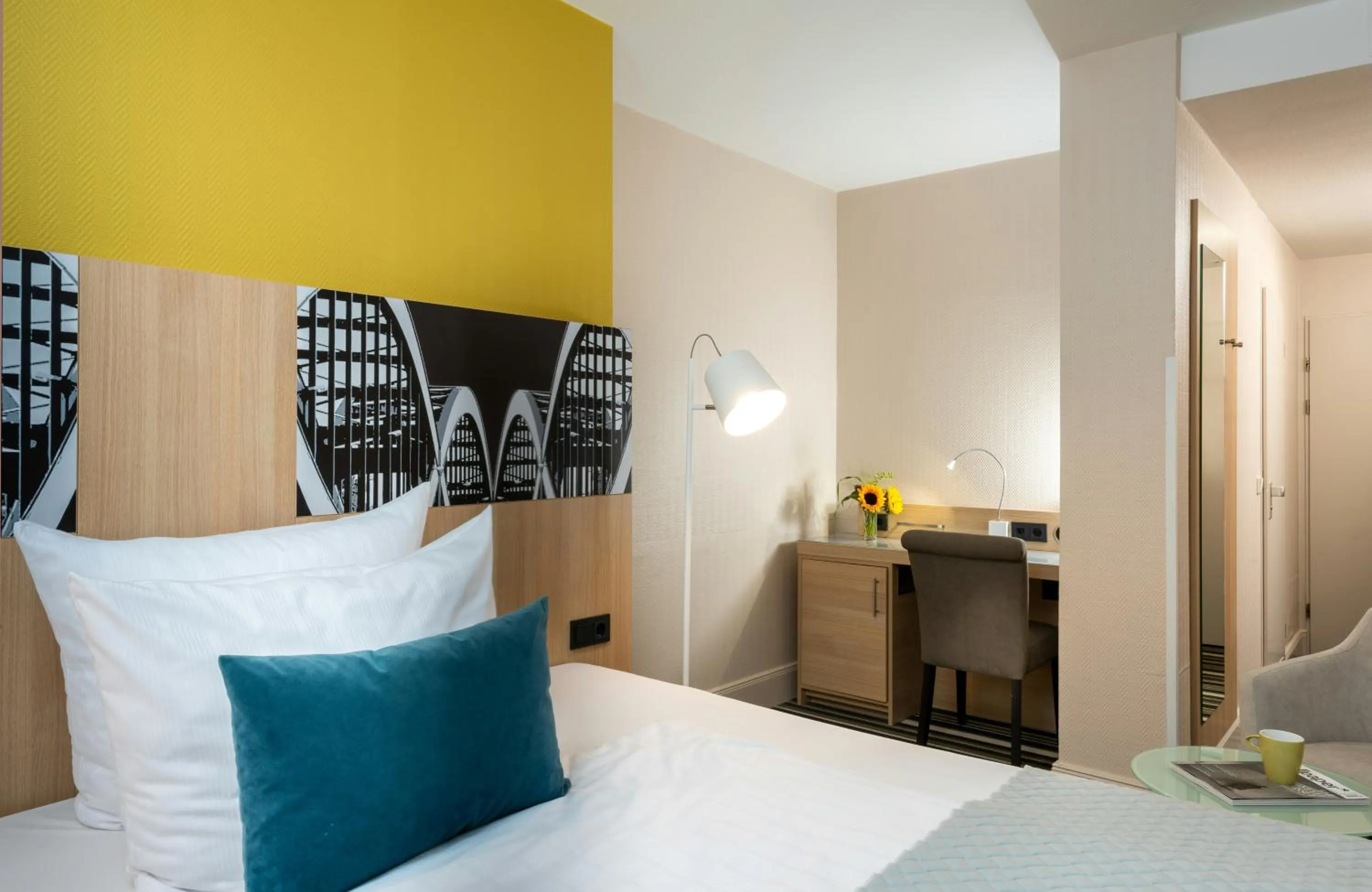 Photo of the whole room, Bed in Leonardo Hotel Hamburg Elbbrücken