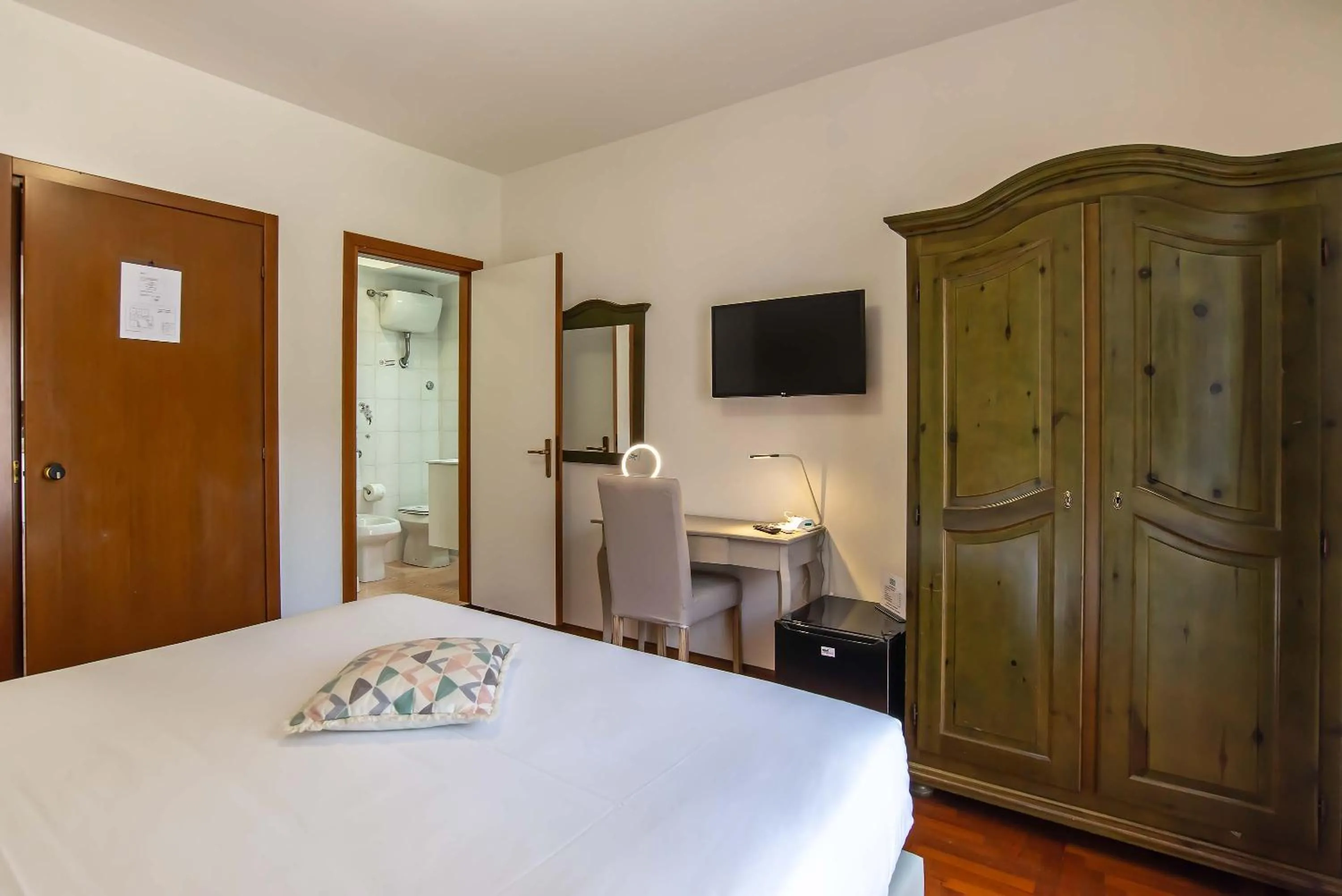 Photo of the whole room, Bed in Plaza Rooms Ciampino