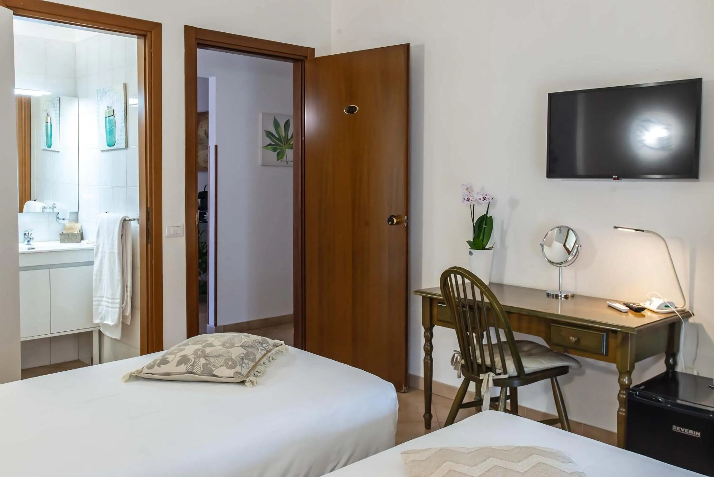 Photo of the whole room, Bed in Plaza Rooms Ciampino