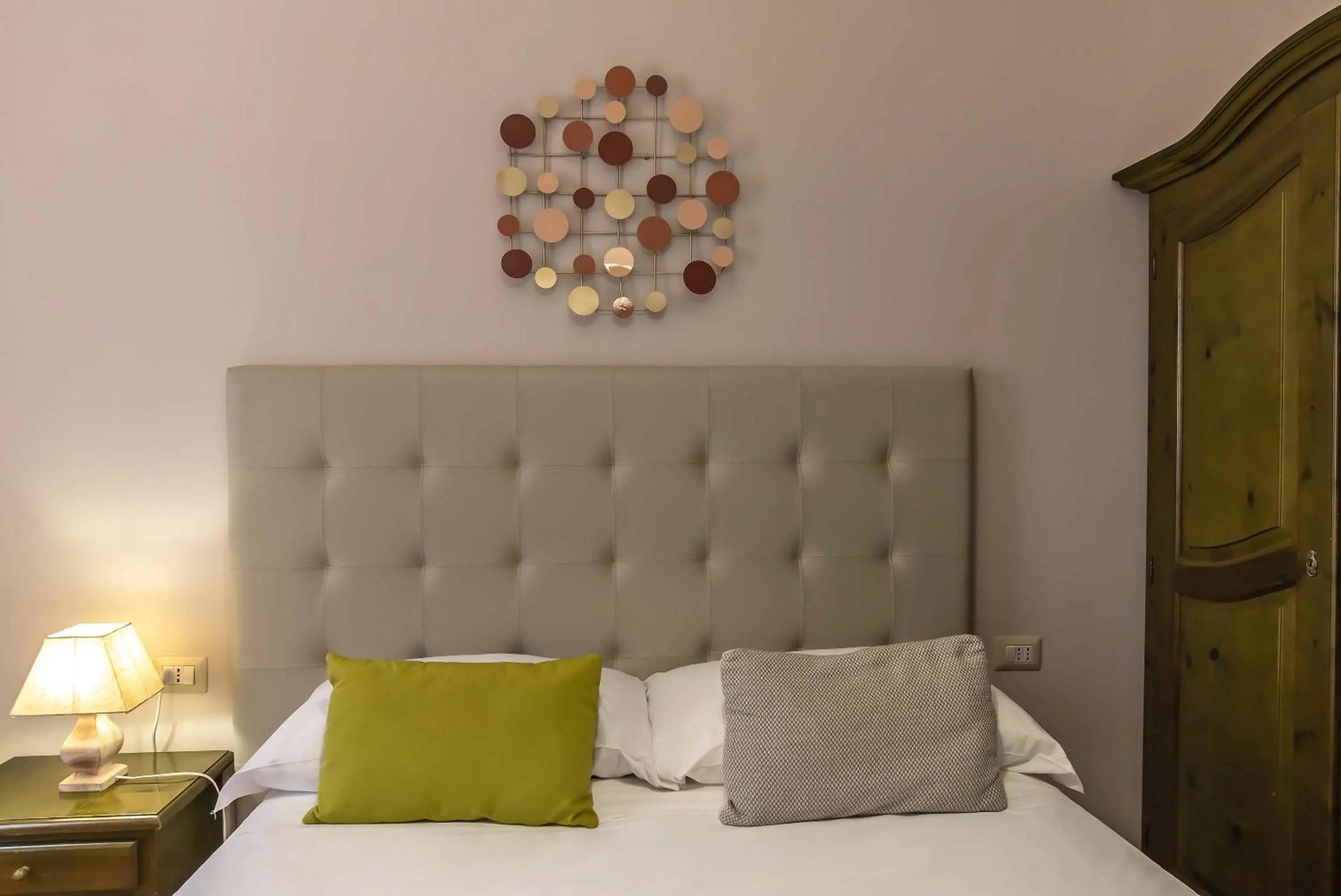 Bed in Plaza Rooms Ciampino