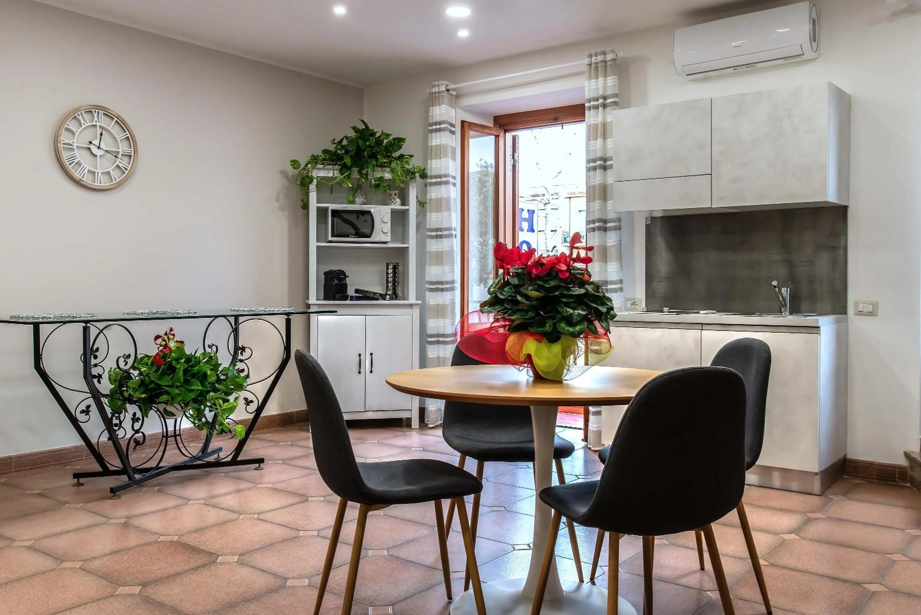 Communal kitchen in Plaza Rooms Ciampino