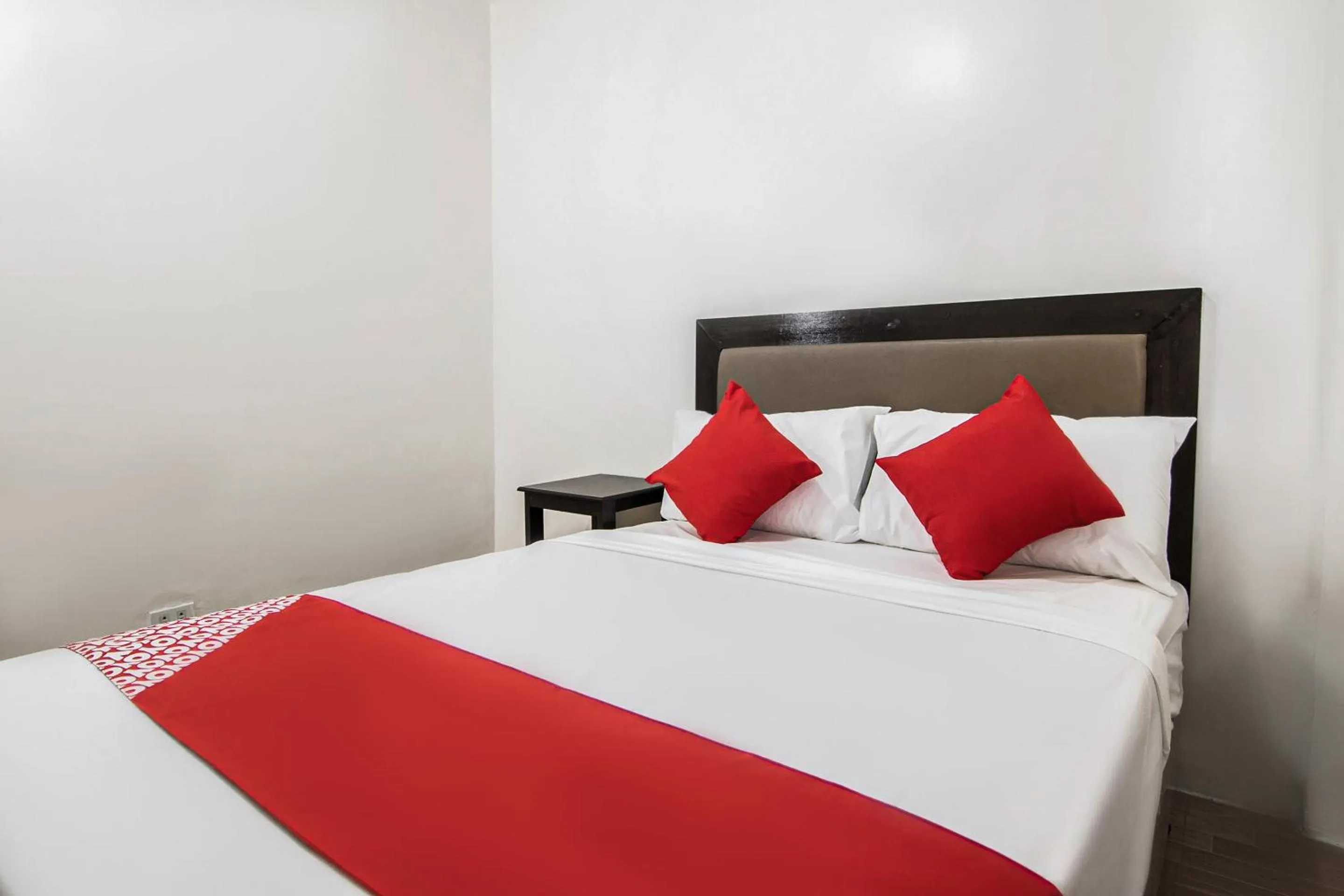 Bedroom, Bed in OYO 431 Apollo 11 Apartelle