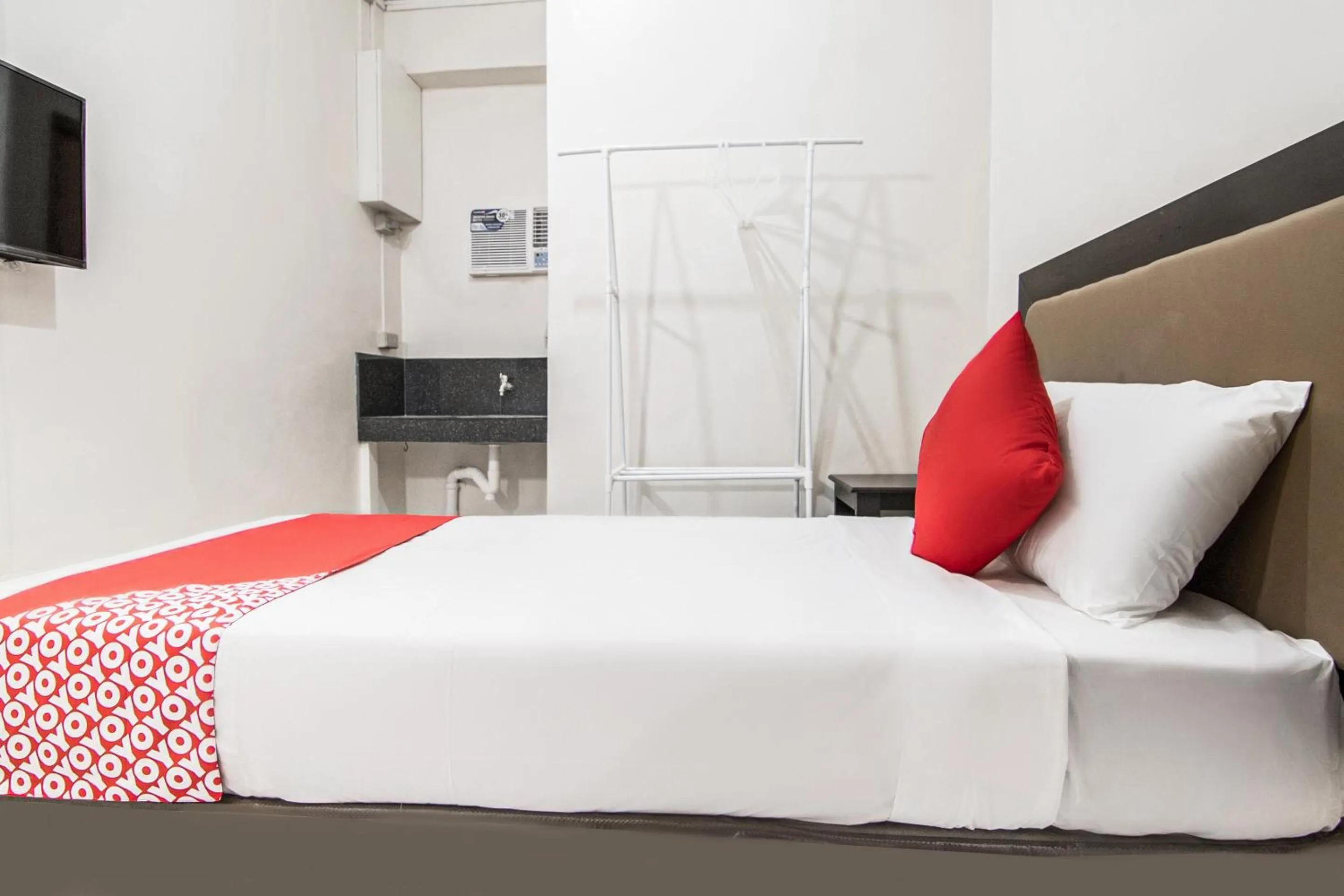 Bedroom, Bed in OYO 431 Apollo 11 Apartelle