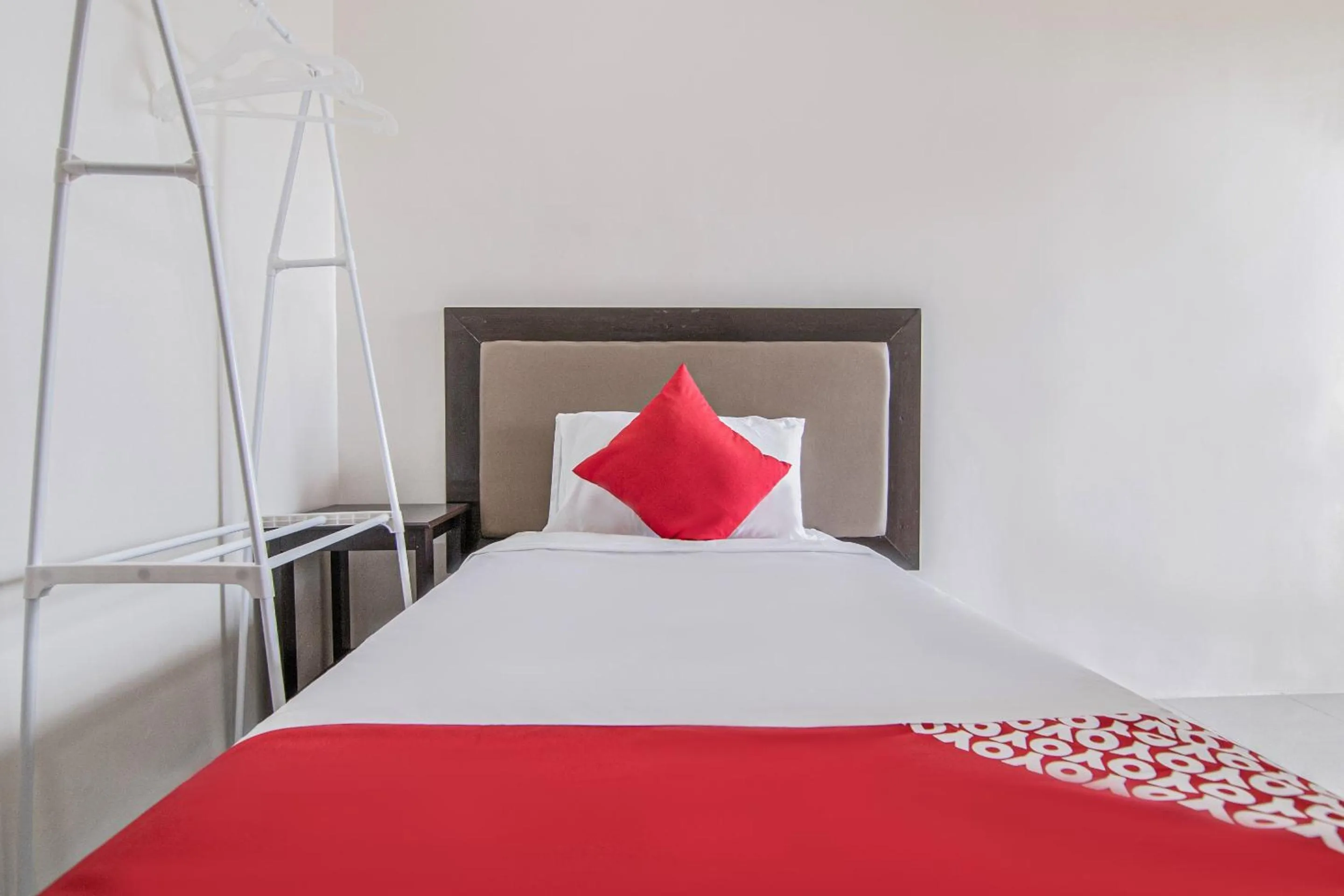 Bedroom, Bed in OYO 431 Apollo 11 Apartelle