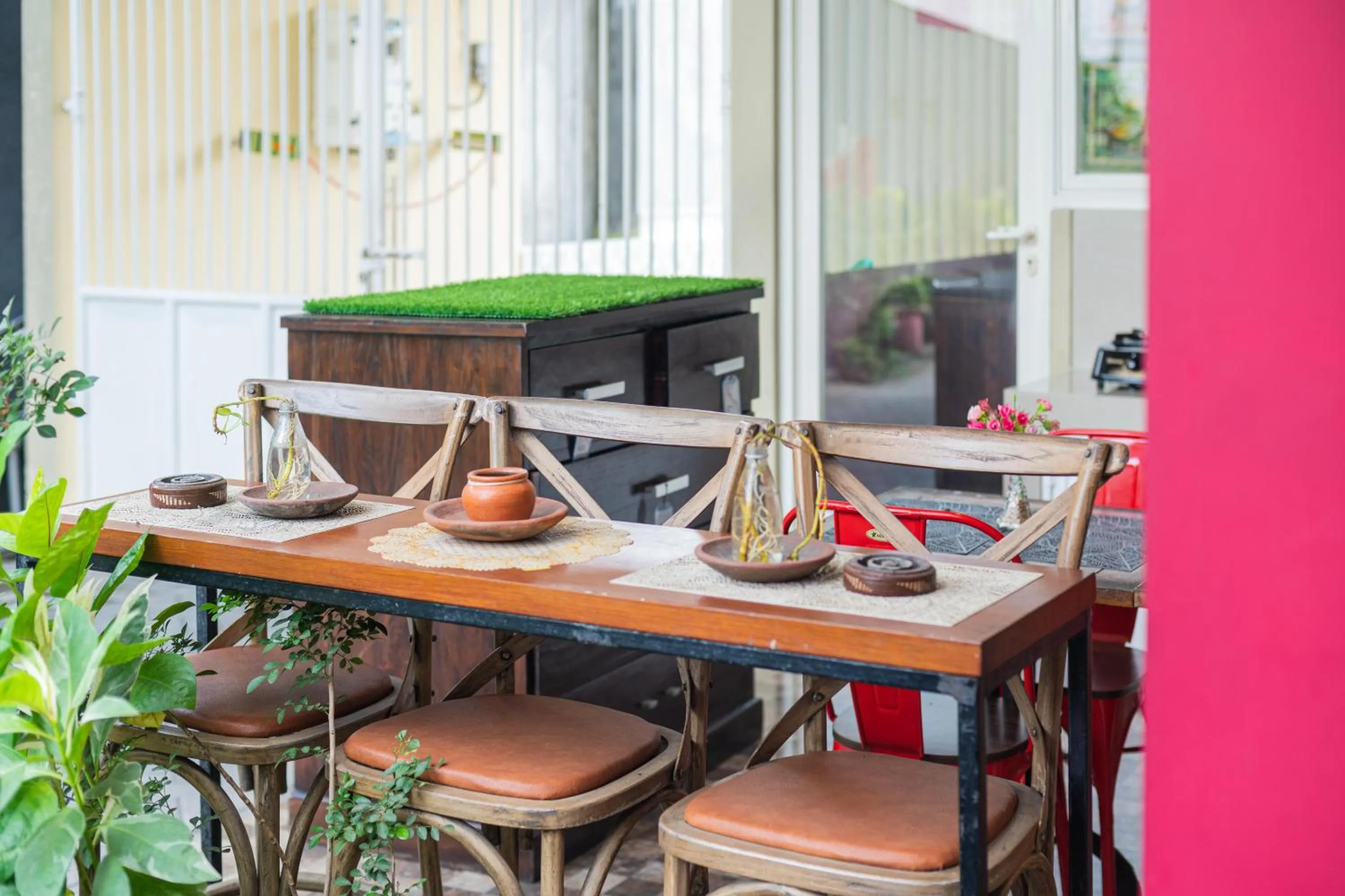 Dining area in RedDoorz Syariah near Suncity Mall Sidoarjo