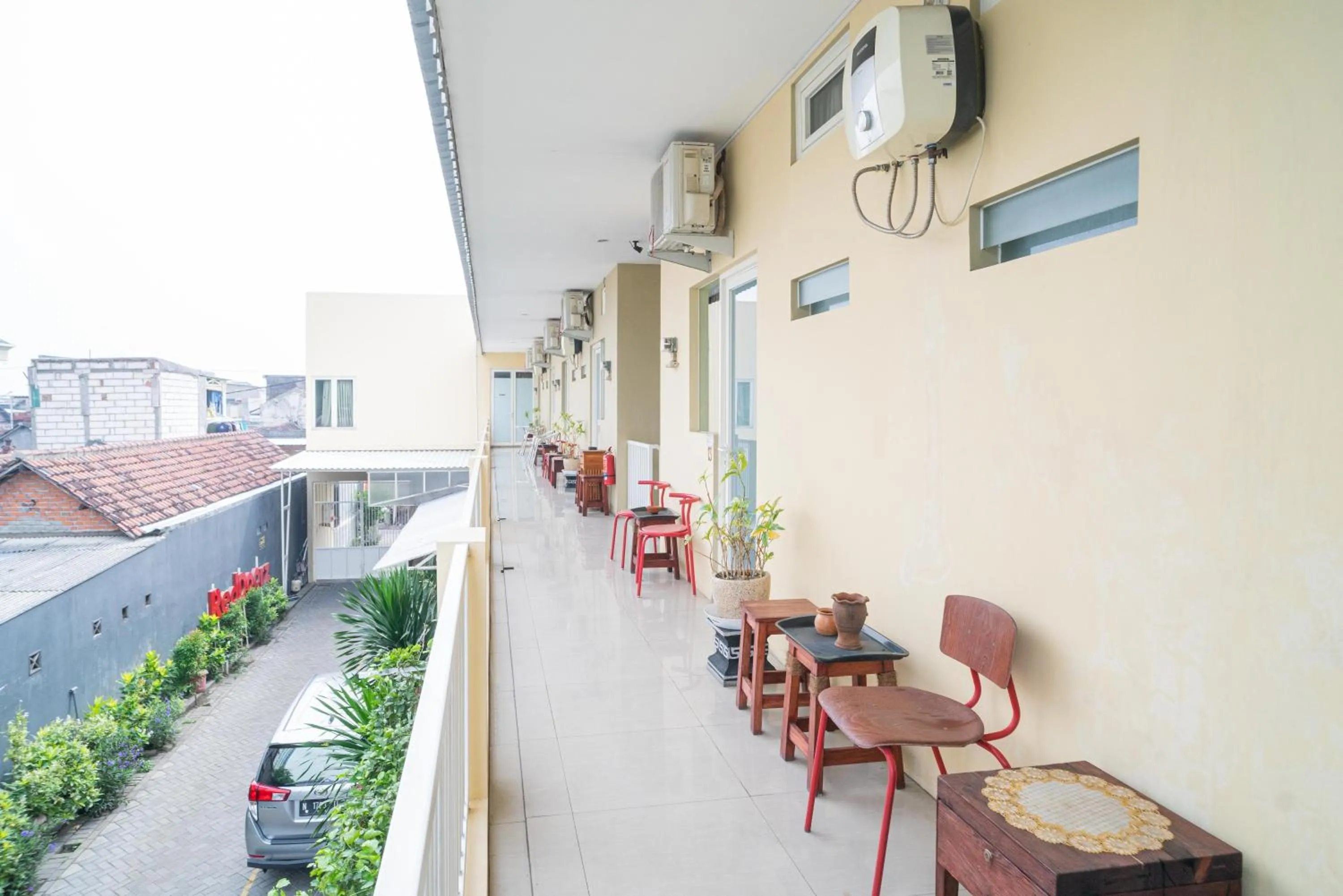 Balcony/Terrace in RedDoorz Syariah near Suncity Mall Sidoarjo