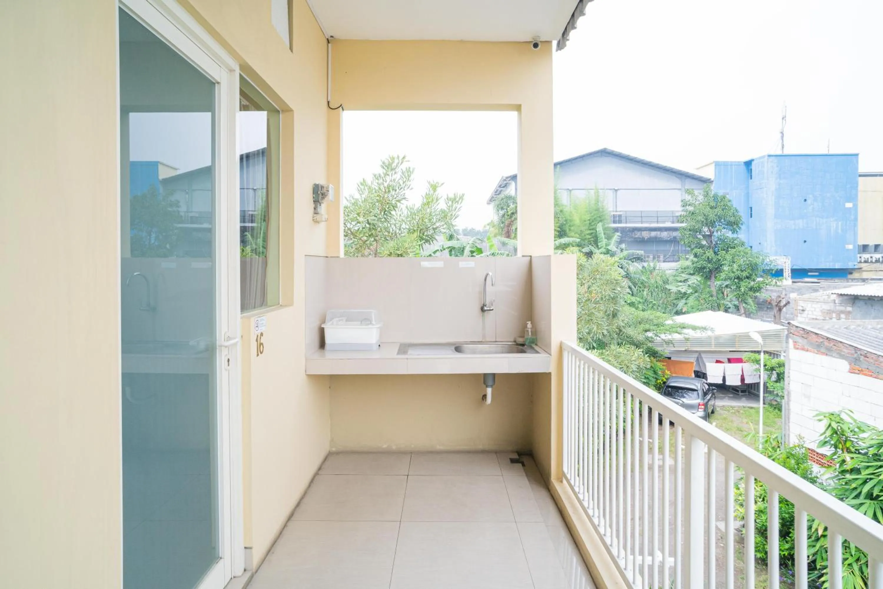 Balcony/Terrace in RedDoorz Syariah near Suncity Mall Sidoarjo