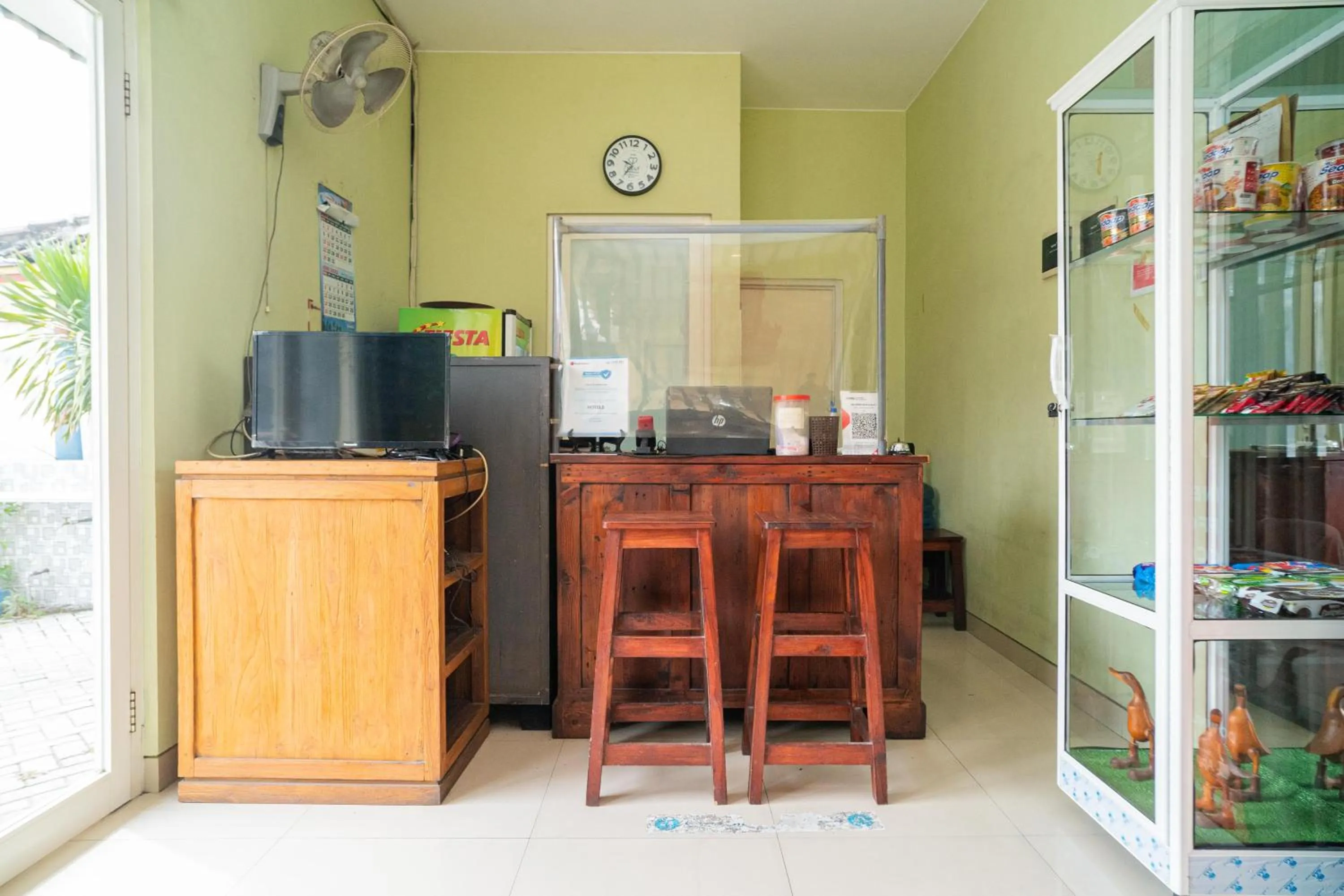 Lobby or reception in RedDoorz Syariah near Suncity Mall Sidoarjo