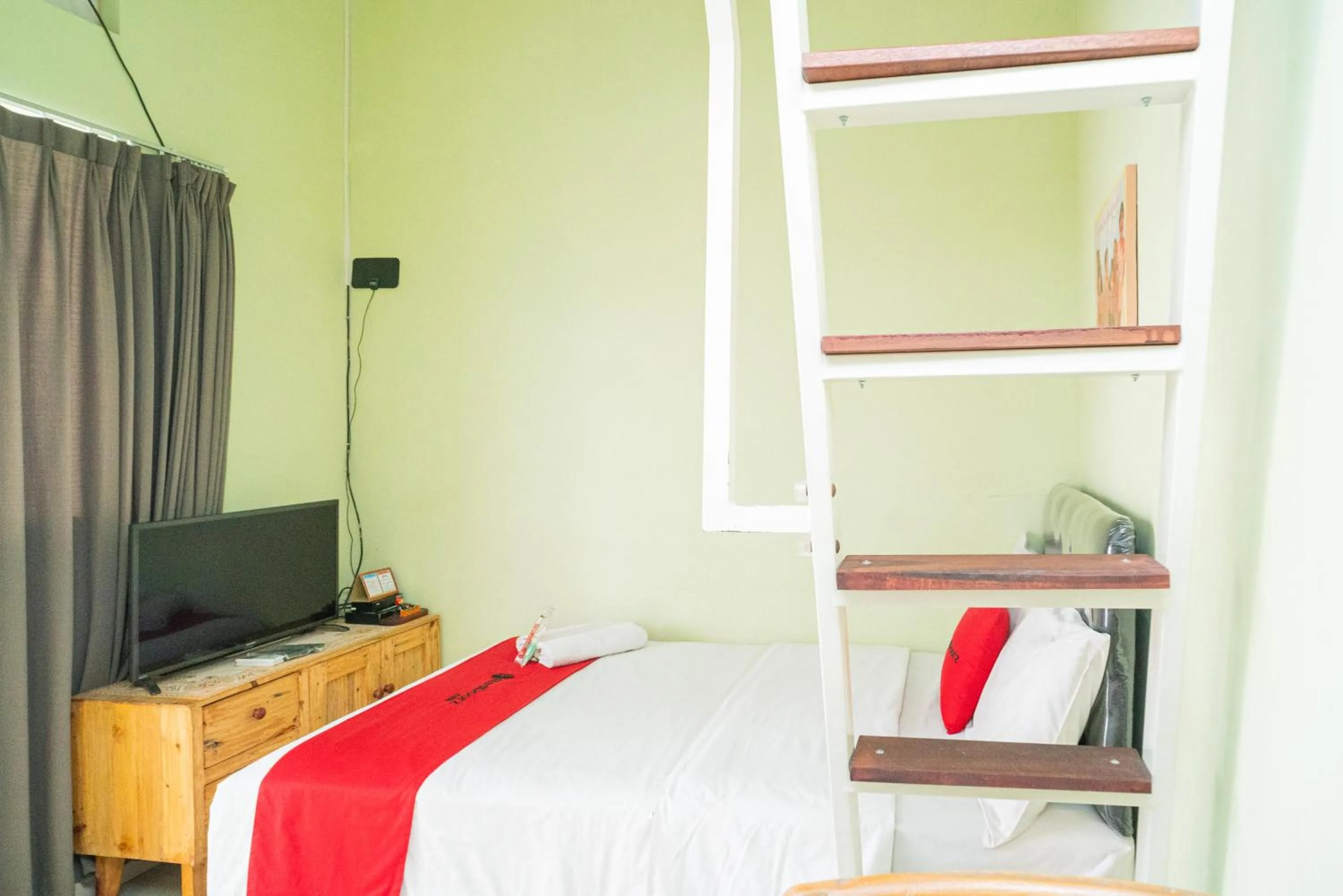 Bedroom, Bed in RedDoorz Syariah near Suncity Mall Sidoarjo