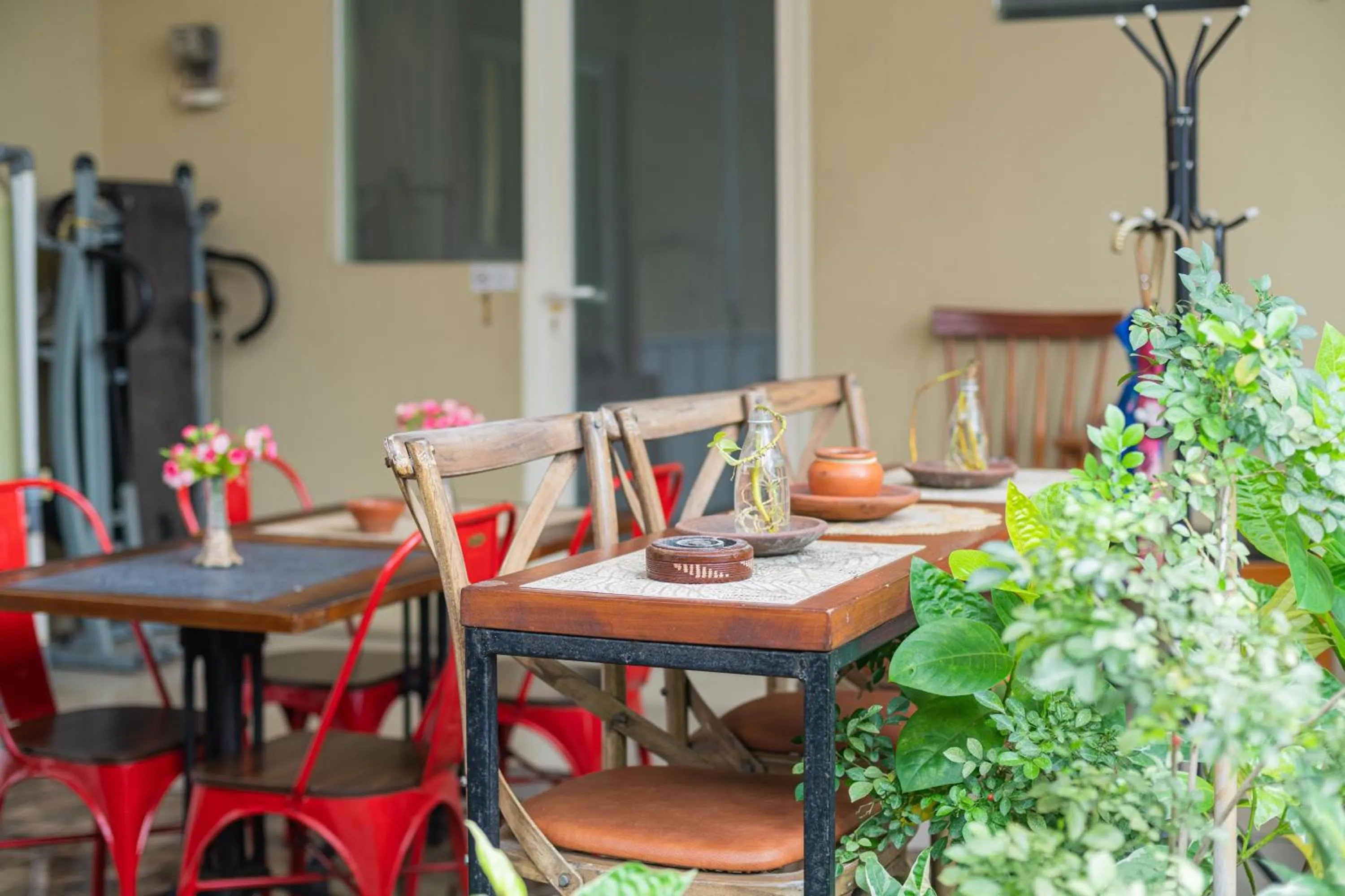 Dining area in RedDoorz Syariah near Suncity Mall Sidoarjo