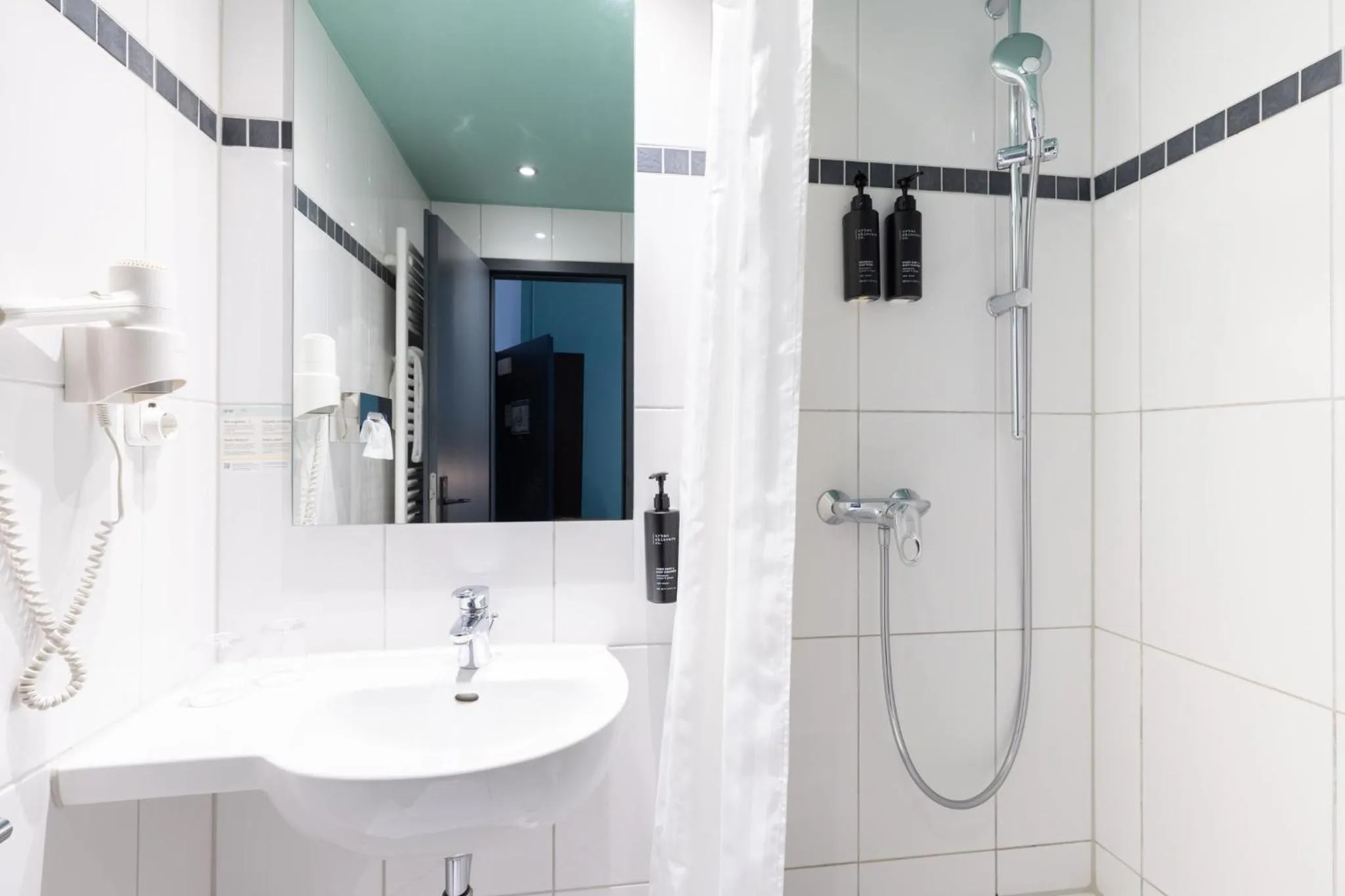 Bathroom in Garner Hotel Hamburg - Graf Moltke by IHG