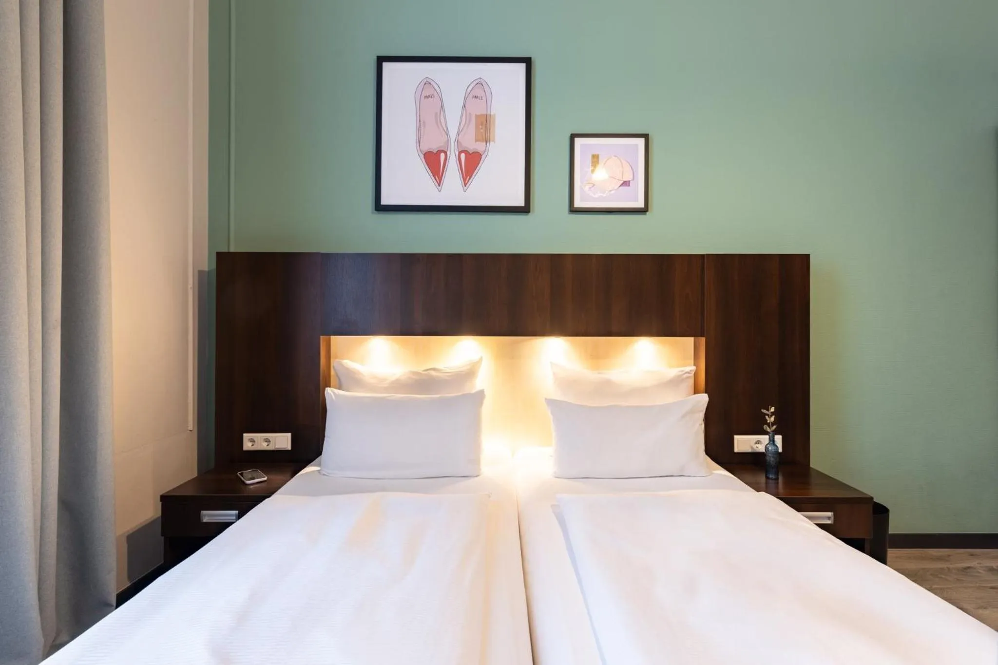 Photo of the whole room, Bed in Garner Hotel Hamburg - Graf Moltke by IHG