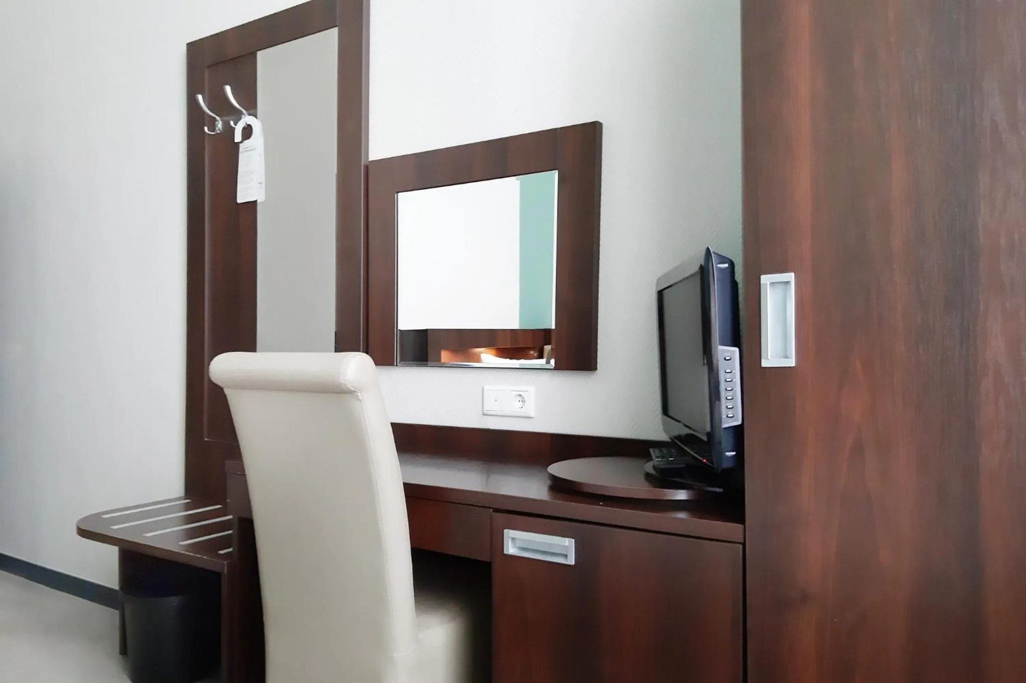 Photo of the whole room in Garner Hotel Hamburg - Graf Moltke by IHG