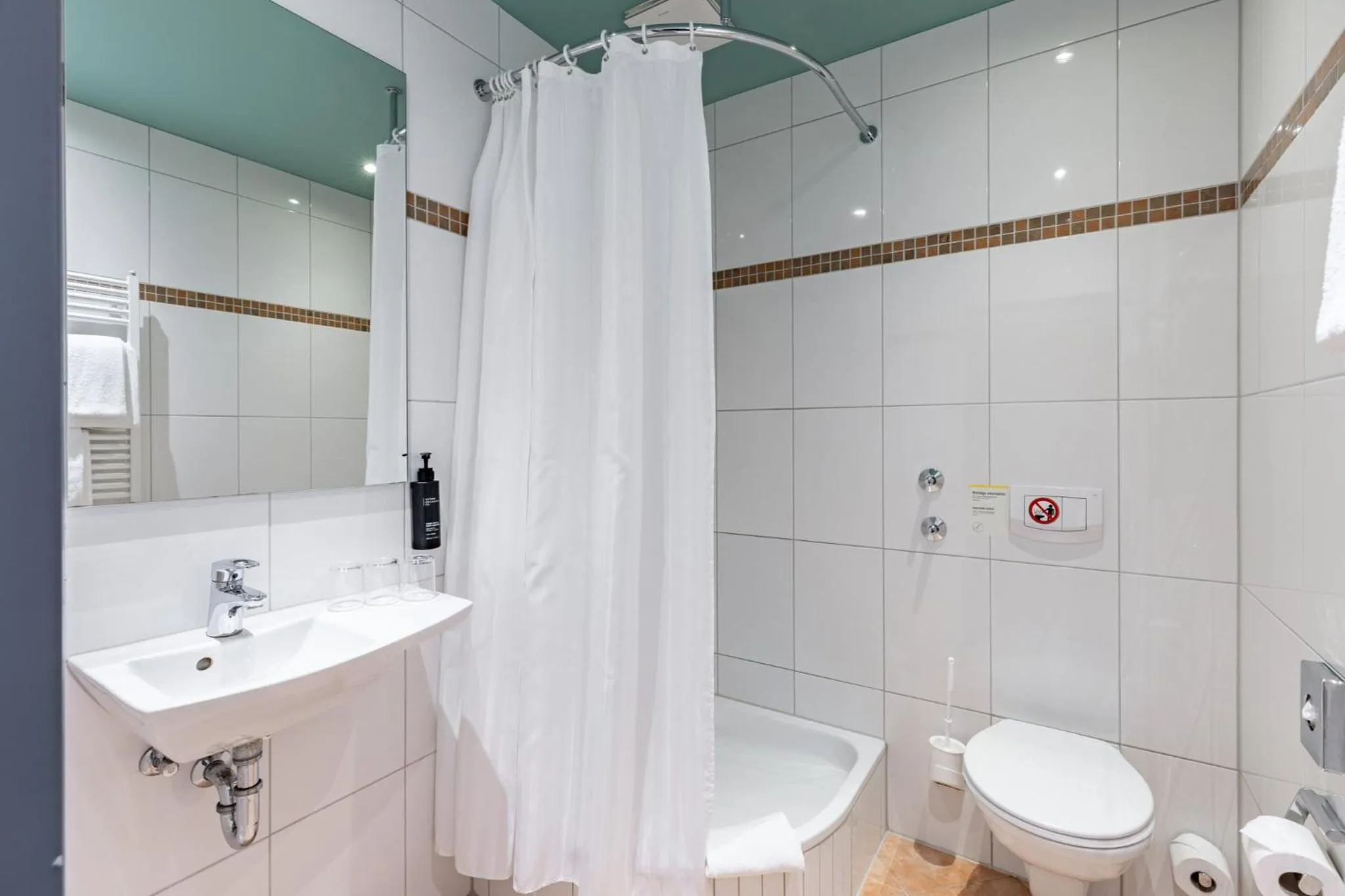 Bathroom in Garner Hotel Hamburg - Graf Moltke by IHG