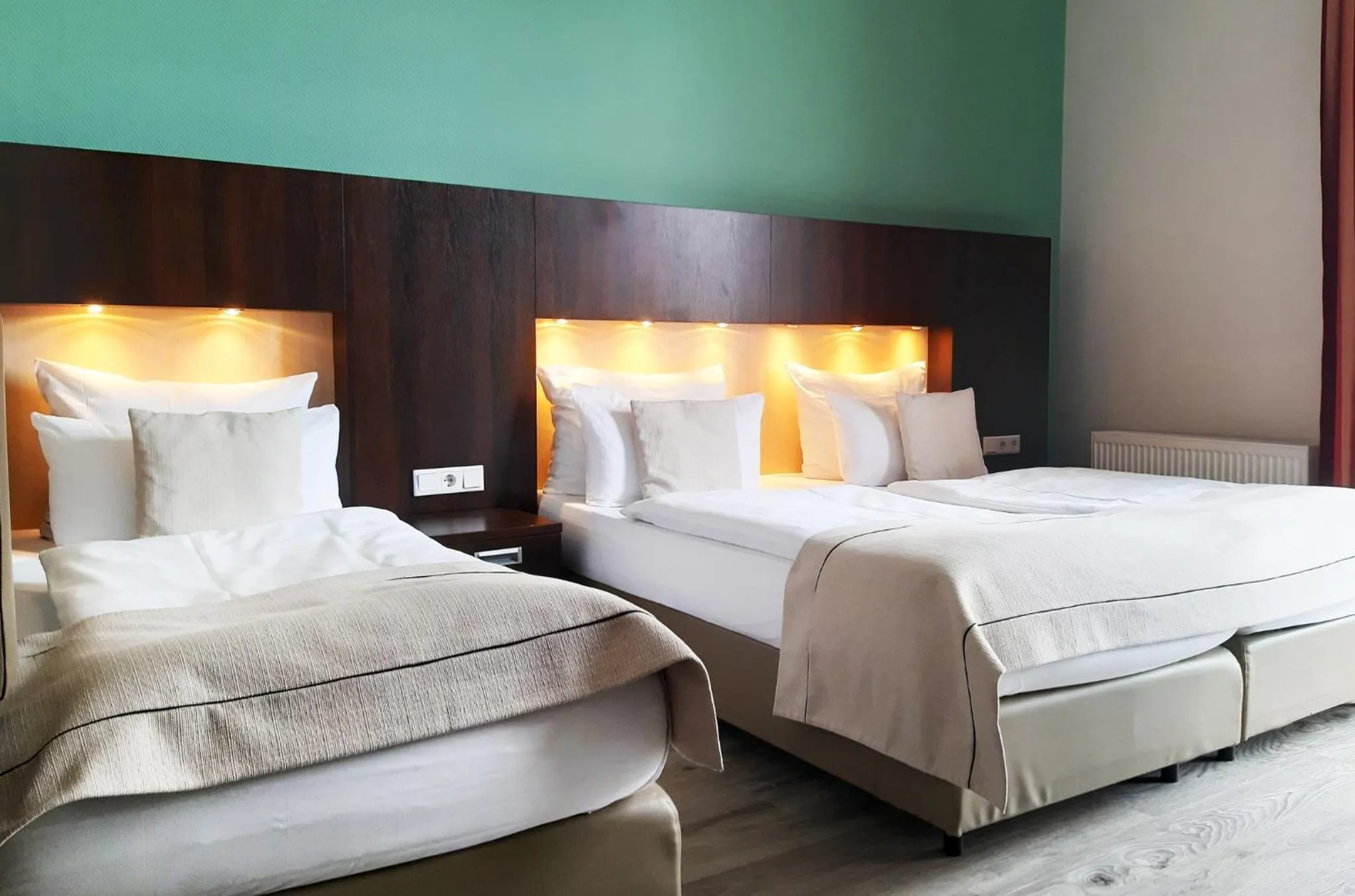 Photo of the whole room, Bed in Garner Hotel Hamburg - Graf Moltke by IHG