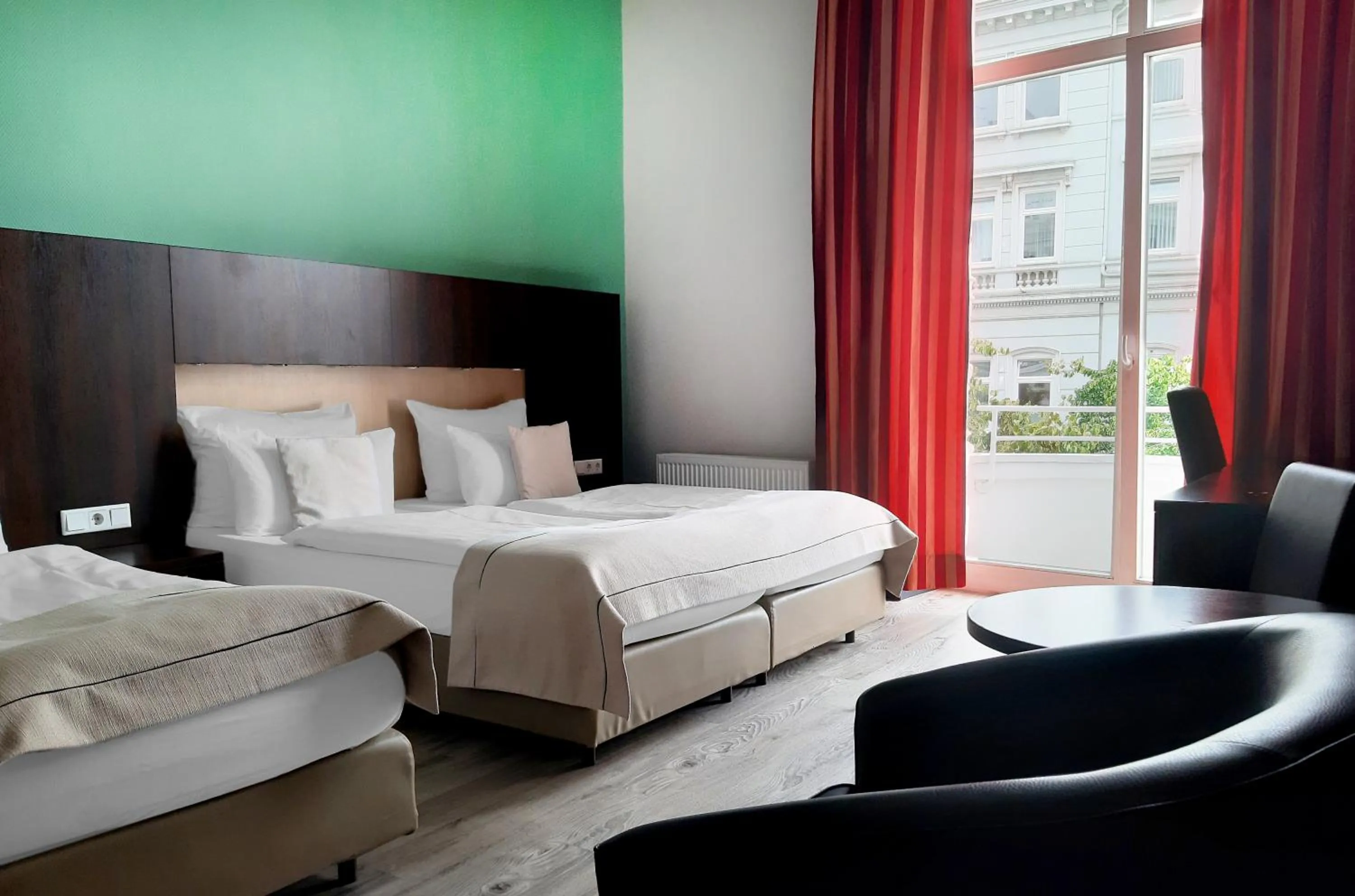 Photo of the whole room, Bed in Garner Hotel Hamburg - Graf Moltke by IHG