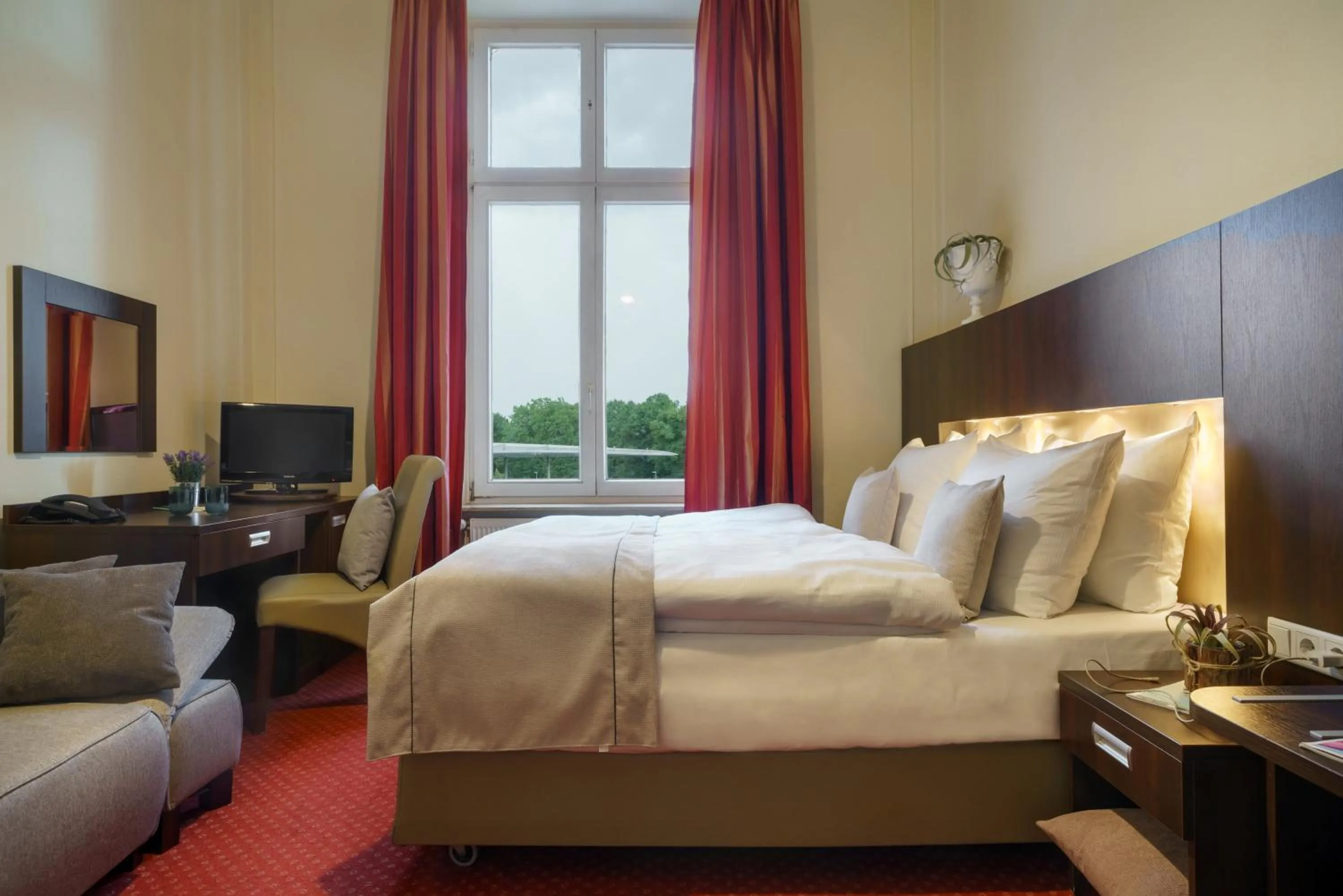 Photo of the whole room, Bed in Garner Hotel Hamburg - Graf Moltke by IHG