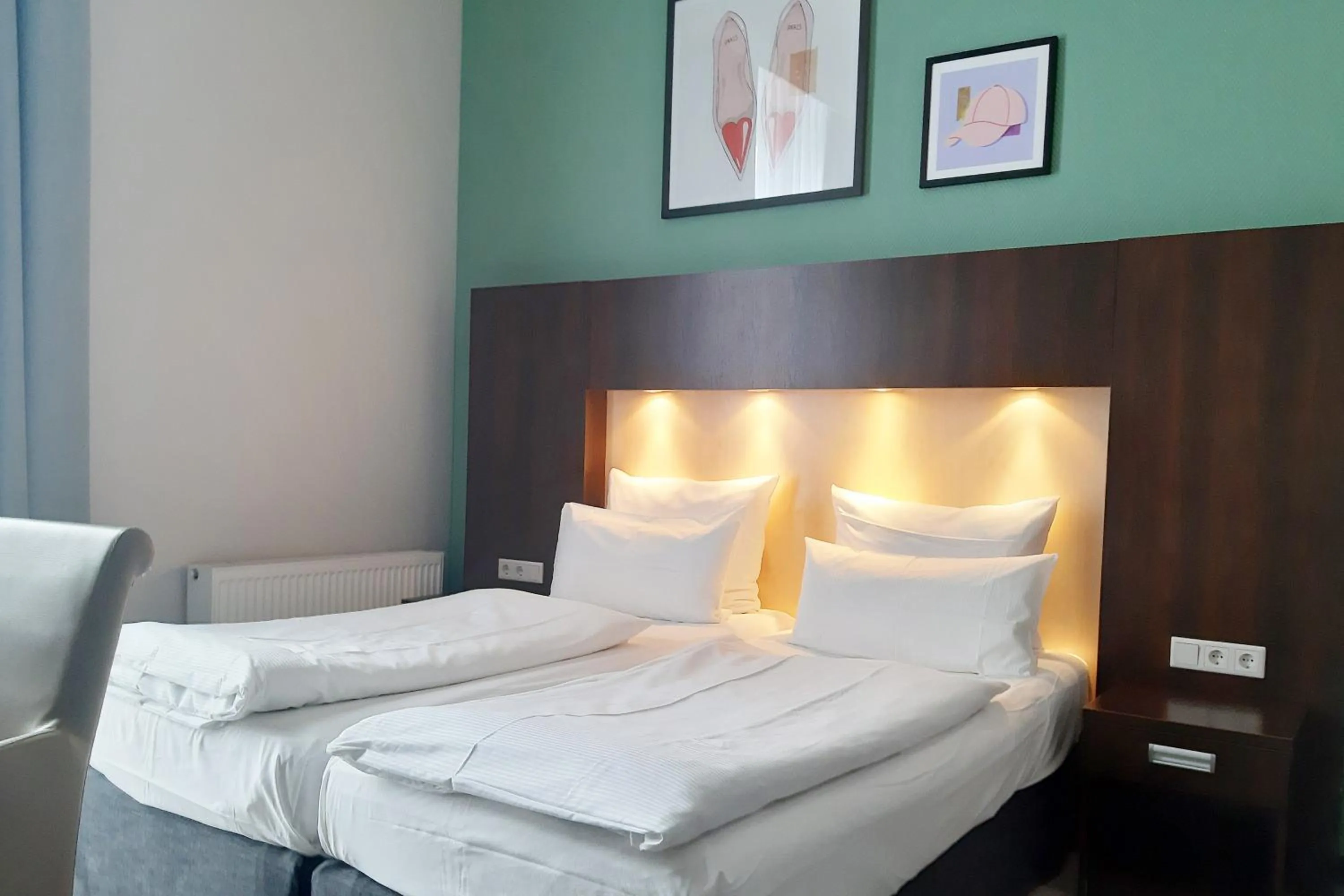 Photo of the whole room, Bed in Garner Hotel Hamburg - Graf Moltke by IHG