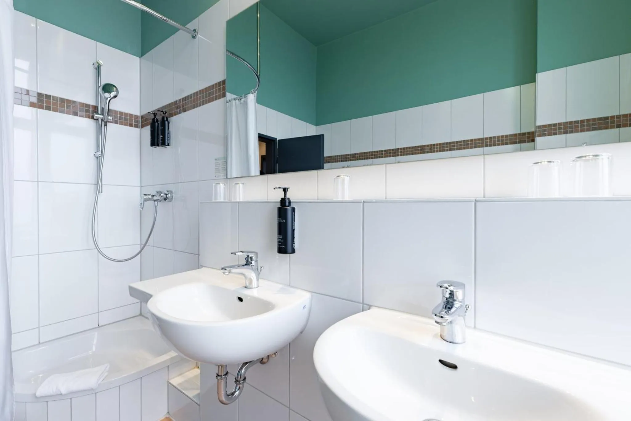 Bathroom in Garner Hotel Hamburg - Graf Moltke by IHG